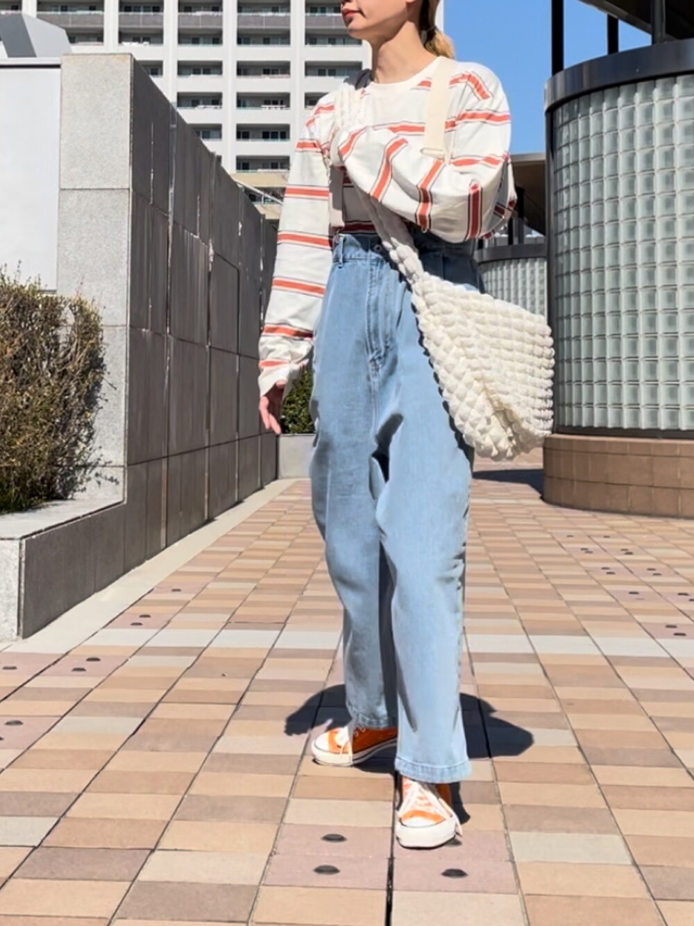 「春コーデ、ボーダーT、オレンジ、フィッシャーマンパンツ、ootd、ユニジョ、UNIQLO、しまむら、高身長コーデ、デニム、コンバース」｜「しまむらのアイテム（デニムパンツ、ブルー系）」を使った、ともぞうでらっくすさん（レディース・167cm）の冬コーディネートの1枚目の写真