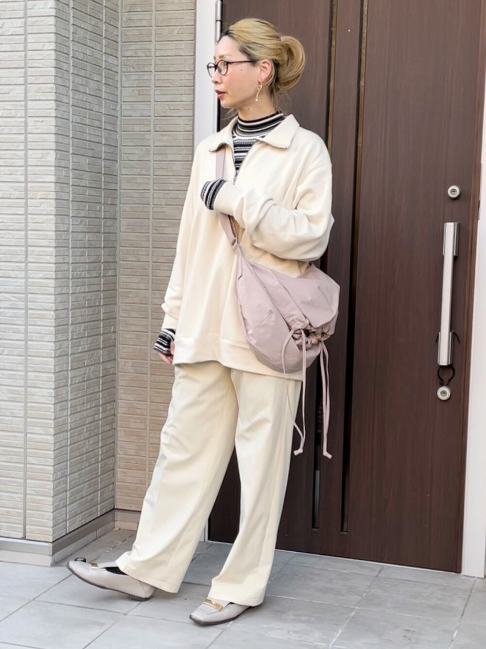 「春コーデ、ホワイトコーデ、ショルダーバッグ、ドローストリングショルダーバッグ、UNIQLO U、UNIQLO、高身長コーデ、プチプラ、まろみピンク」｜「UNIQLOのアイテム（パンツ、ホワイト系）」を使った、ともぞうでらっくすさん（レディース・167cm）の冬コーディネートの1枚目の写真