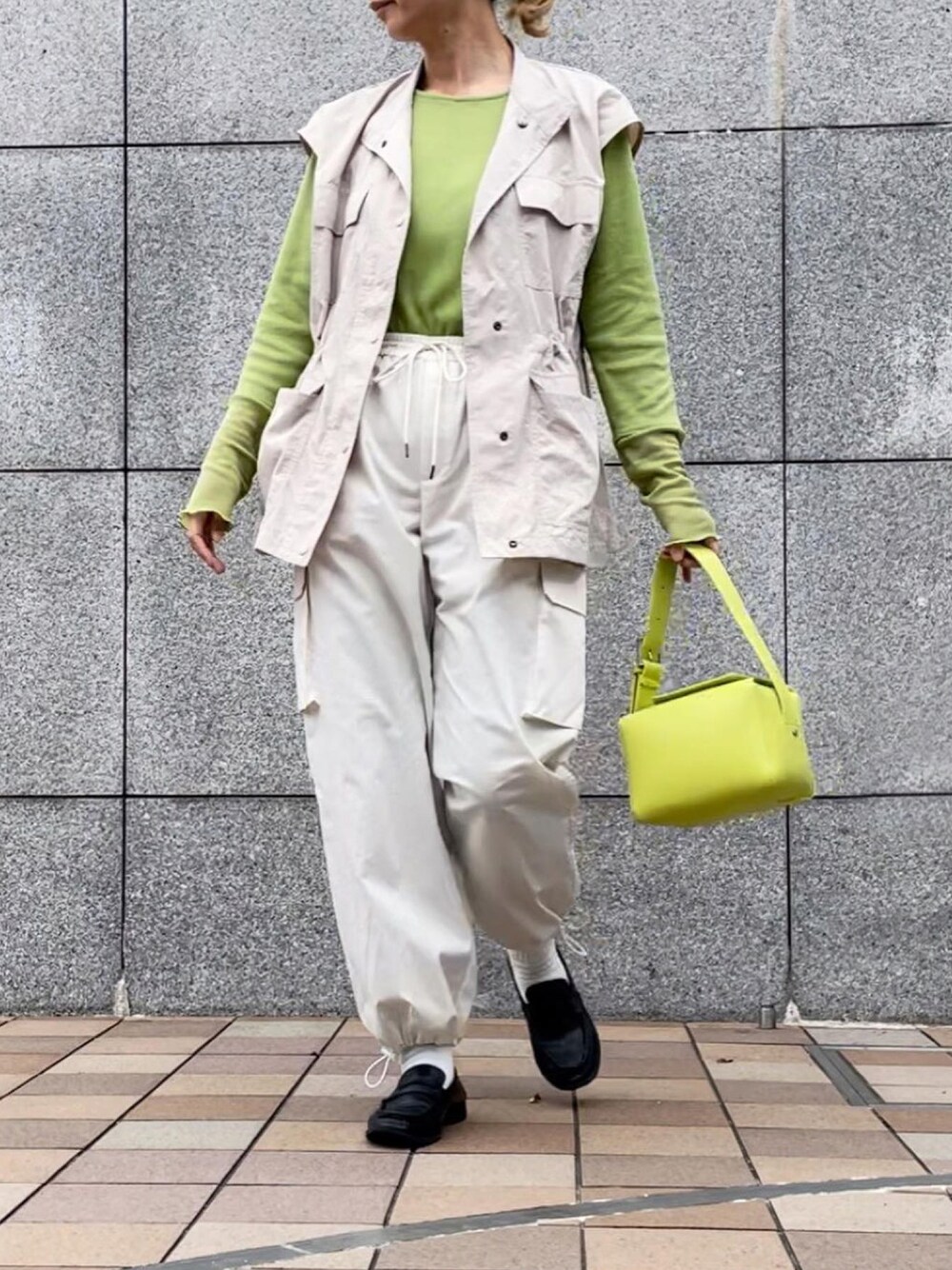 「春服みてみて、グリーンコーデ、ローファー、スクエアバッグ、ホワイトコーデ、GU、GUMANIA、ベスト、プチプラ」｜「AMERICAN HOLICのボックスショルダーバッグ（ショルダーバッグ、グリーン系）」を使った、ともぞうでらっくすさん（レディース・167cm）の春コーディネートの1枚目の写真