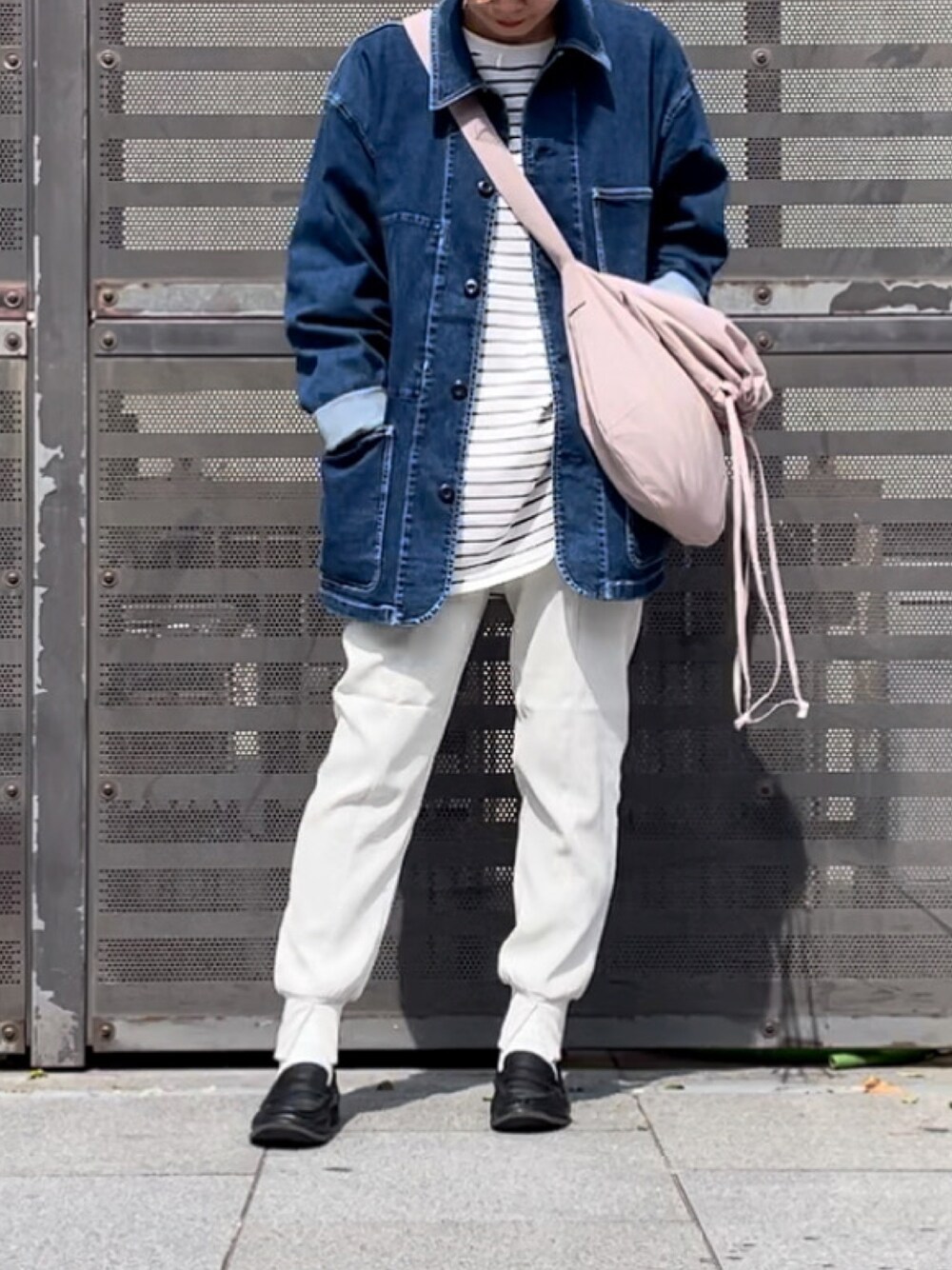 「春服デビュー宣言、デニム、デニムジャケット、UNIQLO U、GU、プチプラコーデ、UNIQLO、ローファー、ジョガーパンツ、春アウター」｜「UNIQLOのアイテム（ショルダーバッグ、ピンク系）」を使った、ともぞうでらっくすさん（レディース・167cm）の春コーディネートの1枚目の写真
