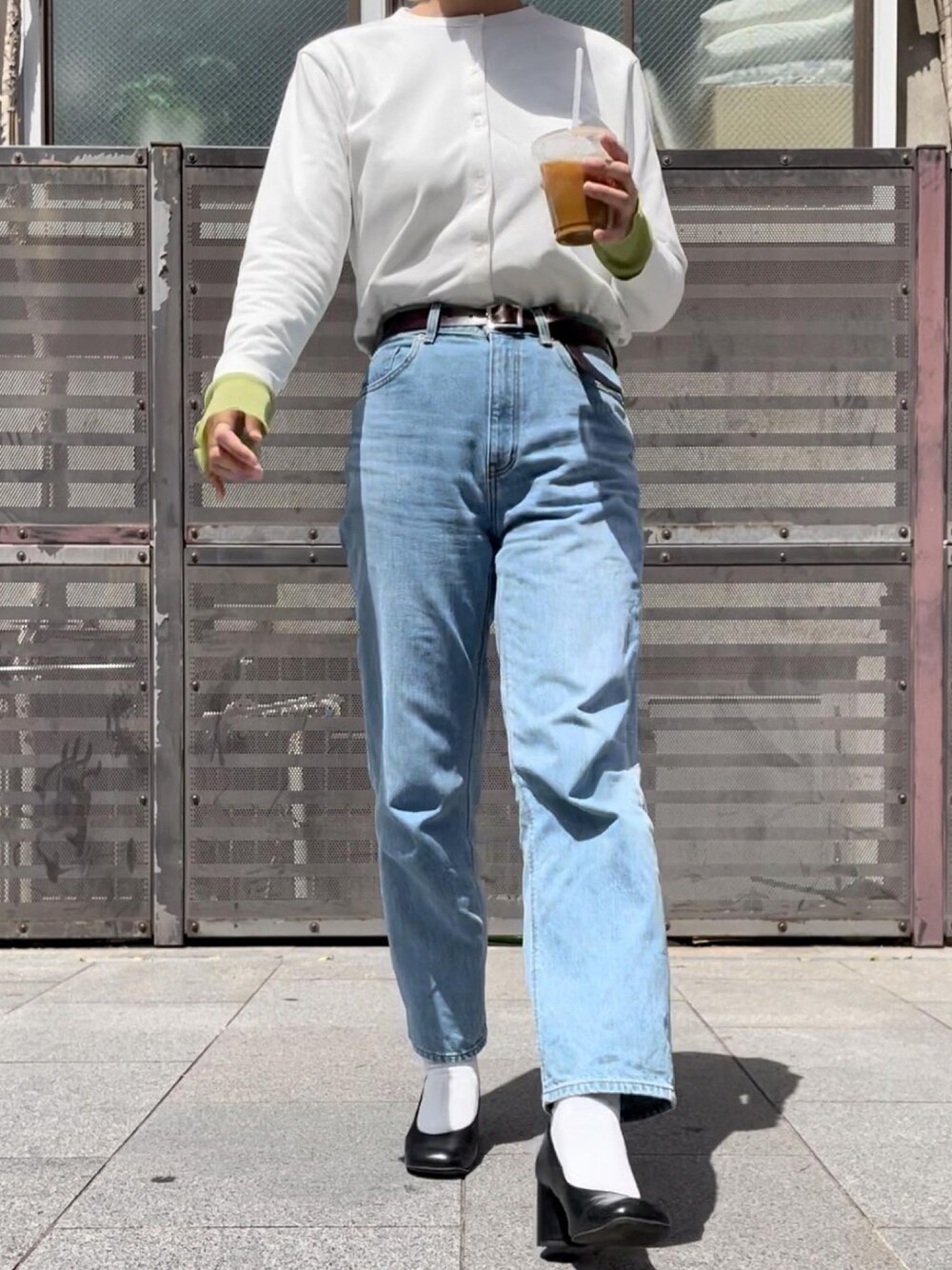「春コーデ、今日のコーデ、ＵＶカット、ハイライズストレートジーンズ、ヒールパンプス、春服みてみて、オフィスカジュアル」｜「GUのアイテム（デニムパンツ、ブルー系）」を使った、ともぞうでらっくすさん（レディース・167cm）の春コーディネートの1枚目の写真