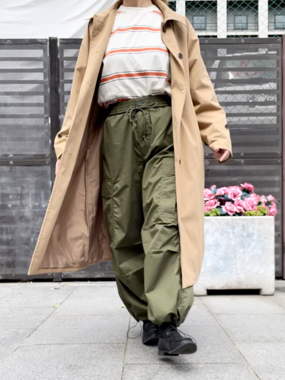 「春服デビュー宣言、GU、UNIQLO、バルマカーンコート、スーパーワイドカーゴパンツ、ボーダーT、ボーダー、春アウター、カーゴパンツ」｜「UNIQLOのアイテム（Tシャツ/カットソー、ホワイト系）」を使った、ともぞうでらっくすさん（レディース・167cm）の春コーディネートの1枚目の写真