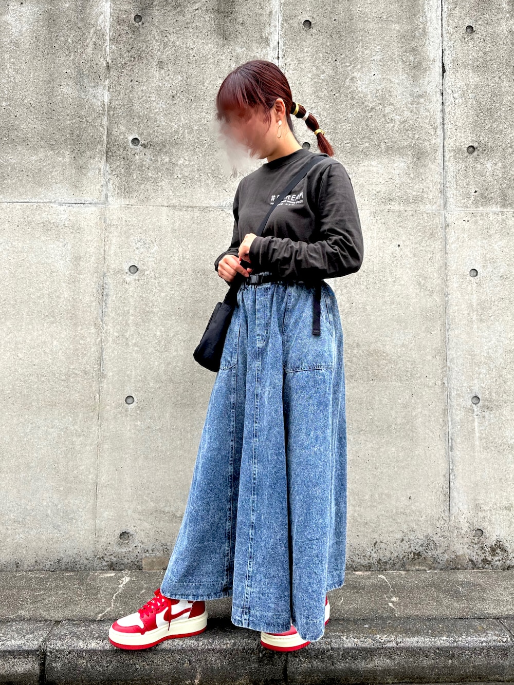「お出かけコーデ日記、ヘアアレンジ、休日スタイル、シンプルコーデ、カジュアルコーデ、ラクチンコーデ、低身長コーデ、niko and ...、デニムスカート、NIKE、スニーカー、スニーカー女子、スニーカーコーデ、スニーカー主役、スニーカー好きと繋がりたい」｜「#5 DREAMの【＃5 DREAM（ナンバーファイブドリーム）】リサイクル グラフィック長袖Tシャツ（Tシャツ/カットソー、ブラック系）」を使った、Kinu_Shiさん（レディース・152cm）の春コーディネートの1枚目の写真