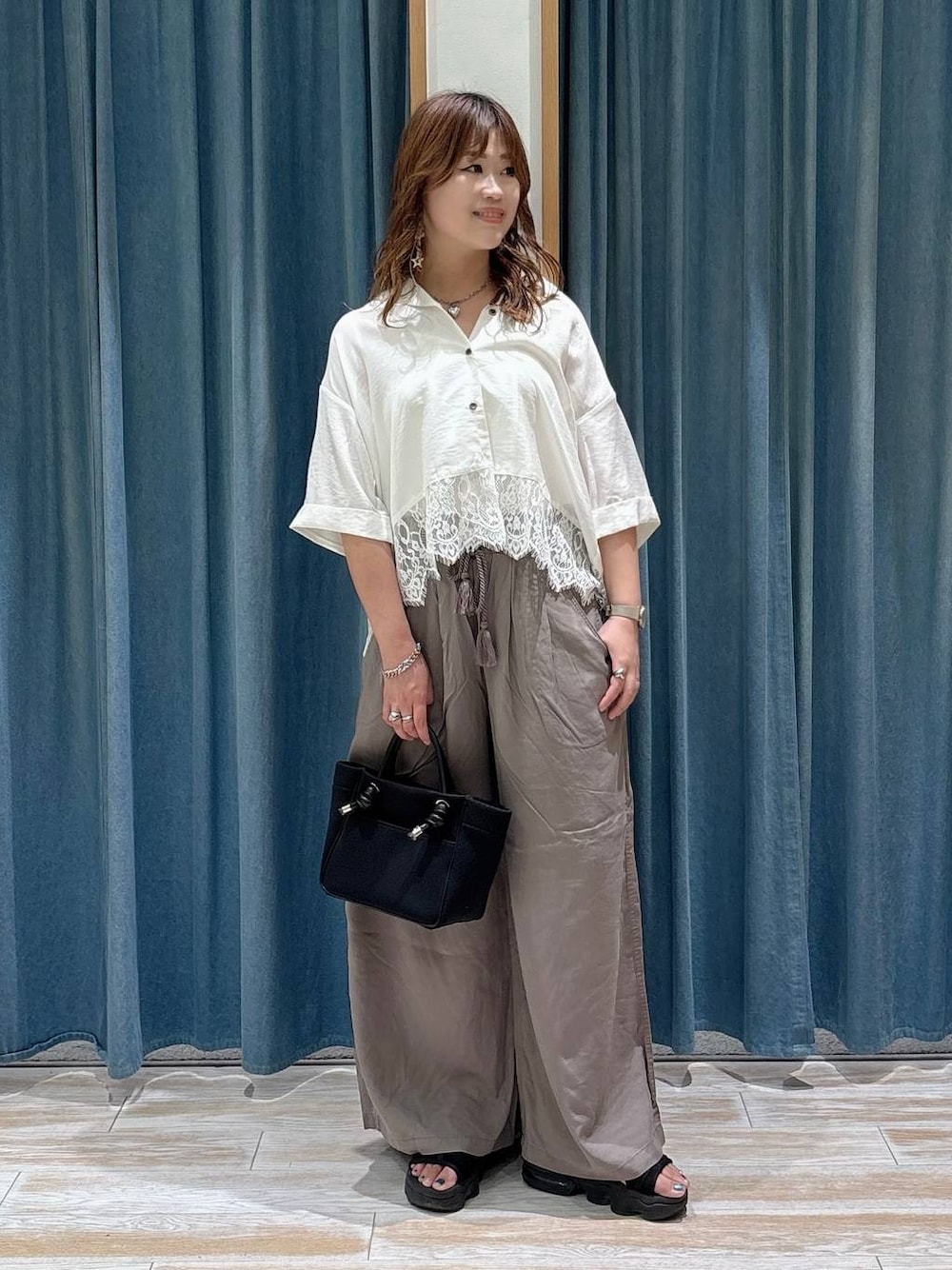ブラウン系のその他パンツ、ブラック系のショルダーバッグ、ホワイト系のシャツ/ブラウスを着用したレディースの夏コーディネートの1枚目の写真