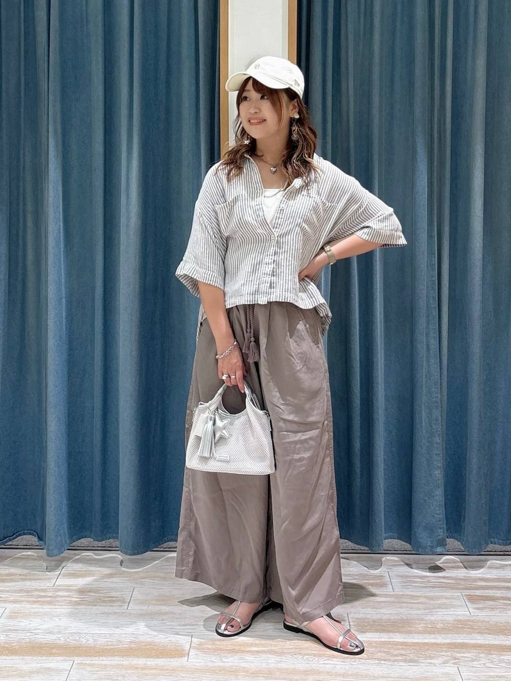 ブラウン系のその他パンツ、グレー系のショルダーバッグ、グレー系のシャツ/ブラウスを着用したレディースの夏コーディネートの1枚目の写真
