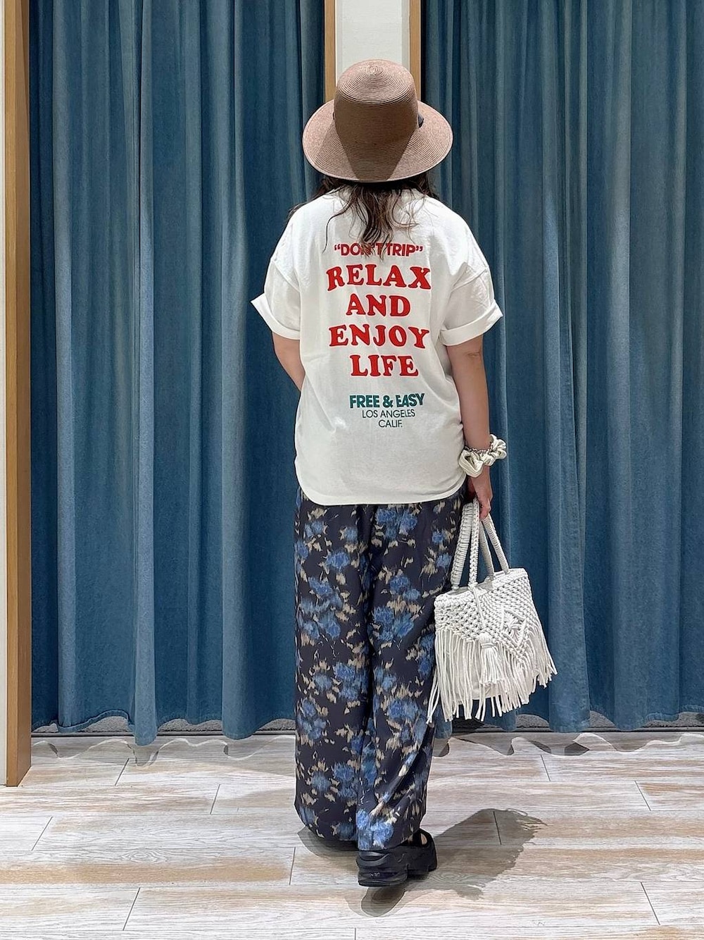 ブラック系のその他パンツ、ベージュ系のトートバッグ、ホワイト系のTシャツ/カットソーを着用したレディースの春コーディネートの1枚目の写真