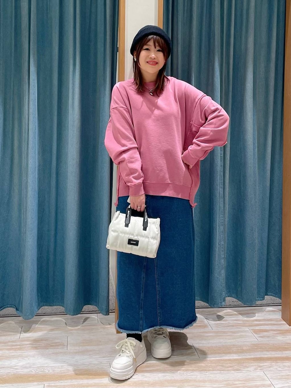 「着痩せ・細見え、差し色コーデ、体型カバー、休日コーデ、ママコーデ、女子会、ゆったり、ヘルシー、BAYFLOW、デートコーデ、スウェット、スカート」｜「BAYFLOWの[抗菌消臭付き!厚底でスタイルアップ]ファットシューレーススニーカー（スニーカー、ホワイト系）」を使った、akariさん（レディース・161cm）の冬コーディネートの1枚目の写真