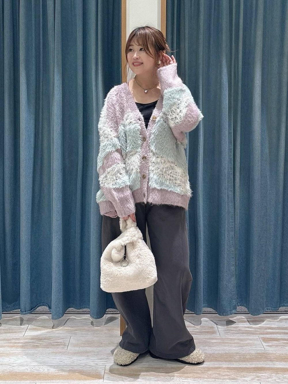 パープル系のカーディガン/ボレロ、ホワイト系のその他シューズ、グレー系のスウェットパンツを着用したレディースの秋コーディネートの1枚目の写真