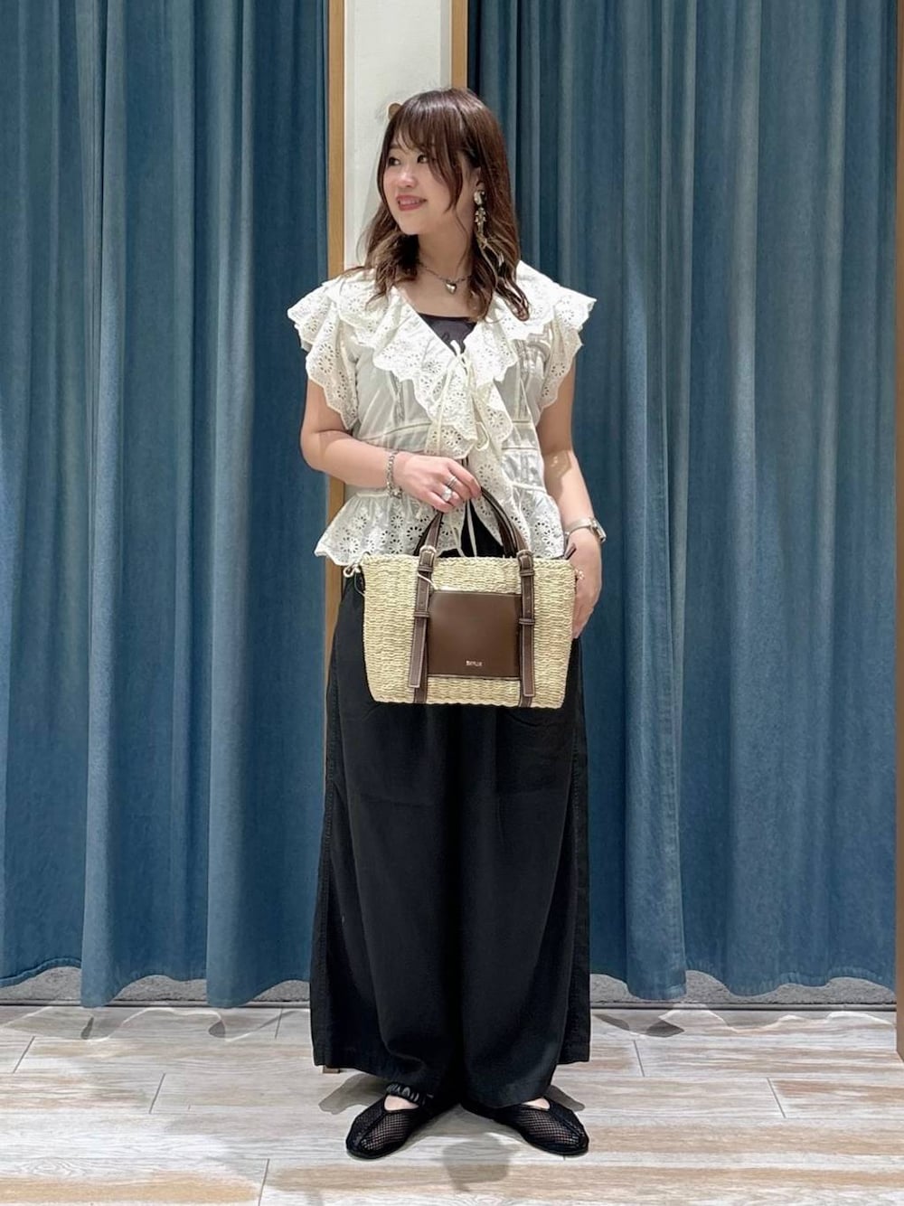 グレー系のその他パンツ、ブラウン系のショルダーバッグ、ブラック系のパンプスを着用したレディースの春コーディネートの1枚目の写真