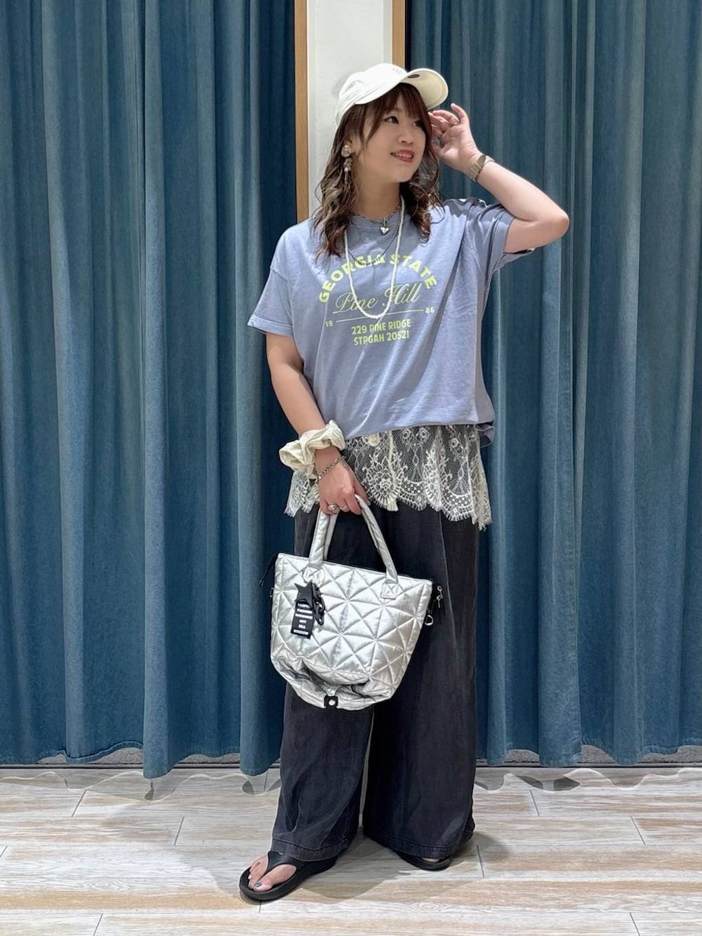 ブラック系のデニムパンツ、ブルー系のTシャツ/カットソー、ブラック系のサンダルを着用したレディースの春コーディネートの1枚目の写真