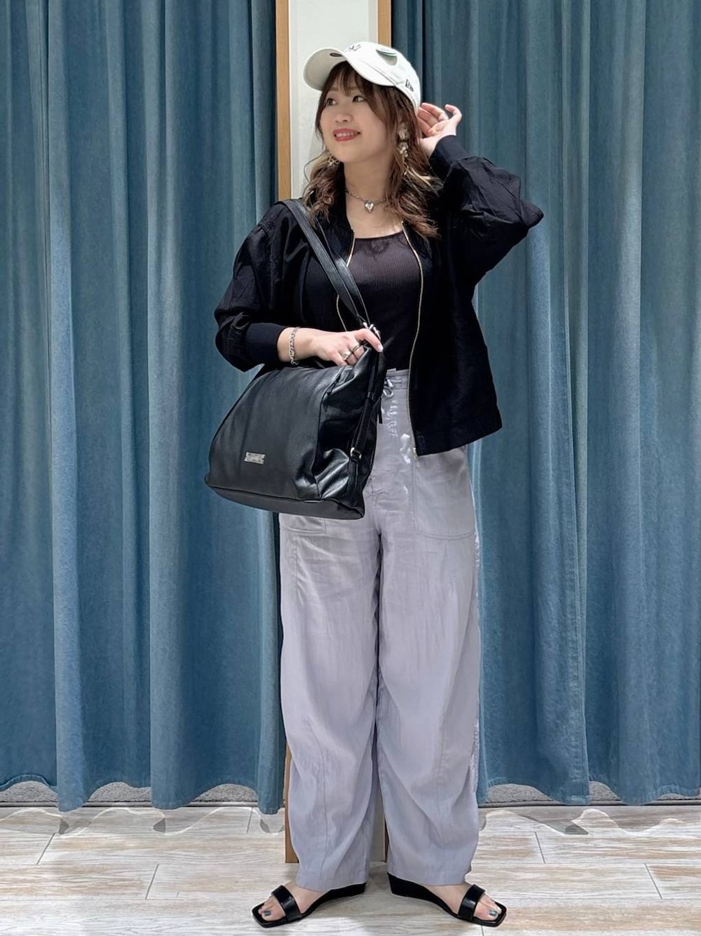 ブラック系のブルゾン、パープル系のその他パンツ、ブラック系のトートバッグを着用したレディースの春コーディネートの1枚目の写真