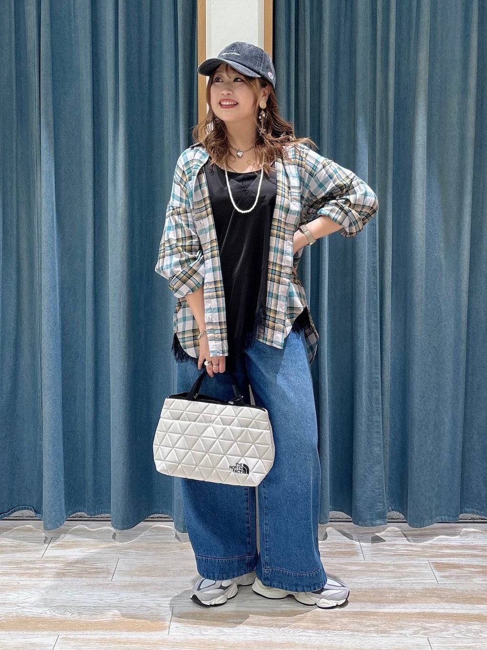ブルー系のその他パンツ、ブラック系のキャミソール、ベージュ系のハンドバッグを着用したレディースの秋コーディネートの1枚目の写真