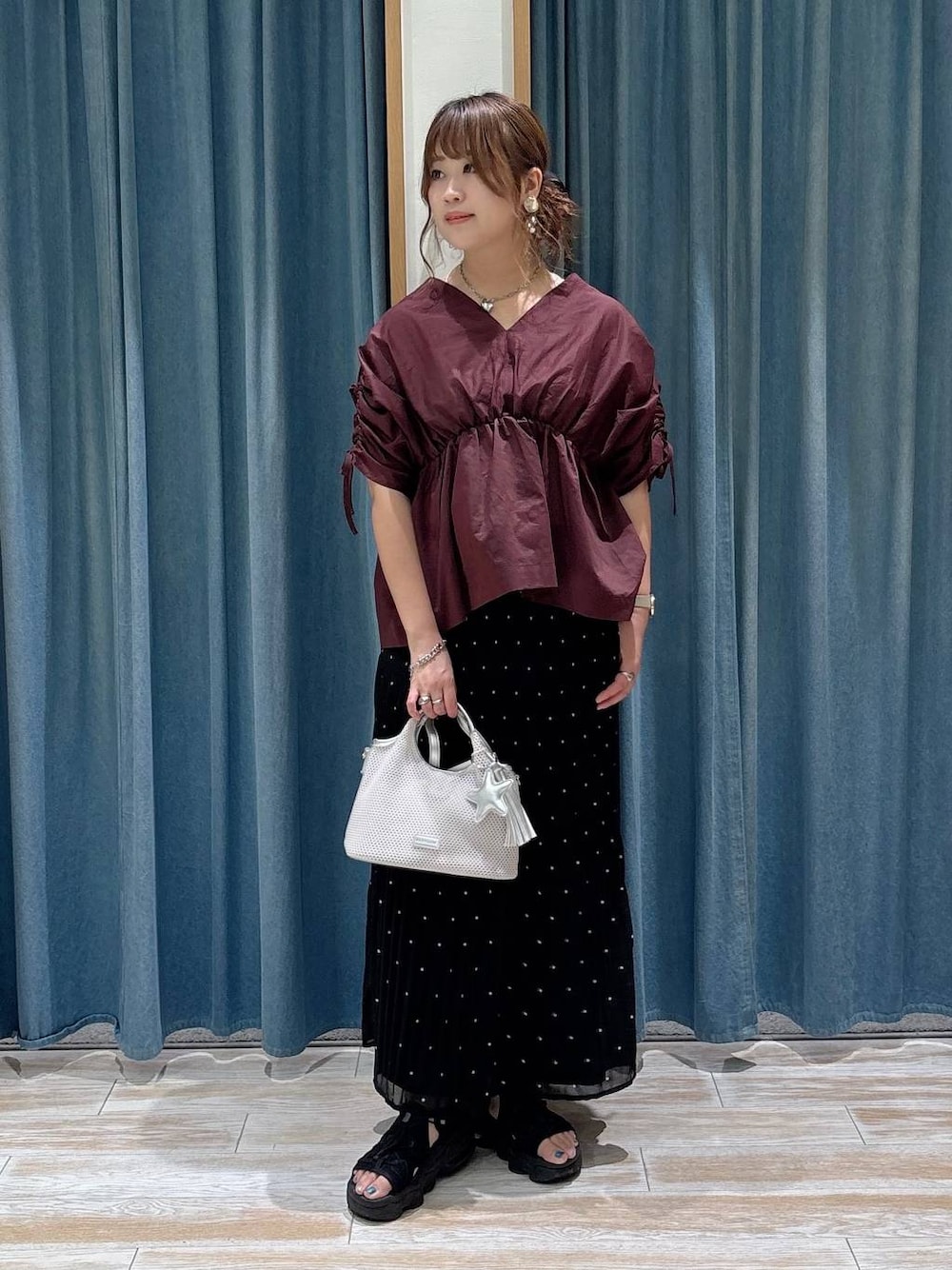 その他のスカート、ブラウン系のシャツ/ブラウス、グレー系のショルダーバッグを着用したレディースの夏コーディネートの1枚目の写真
