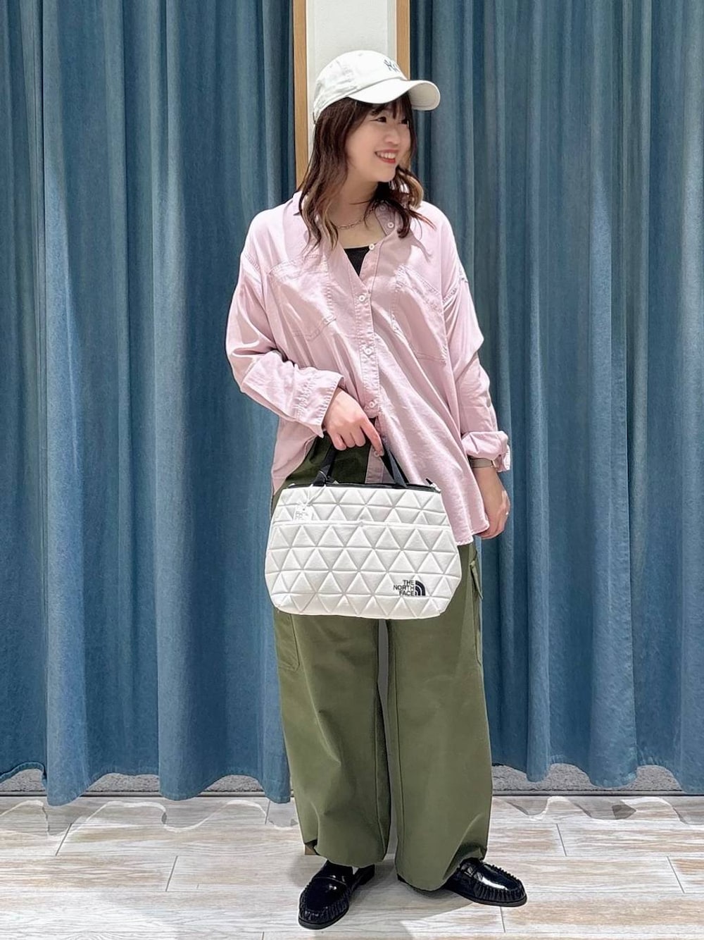 ベージュ系のトートバッグ、ピンク系のシャツ/ブラウス、ブラック系のローファーを着用したレディースの冬コーディネートの1枚目の写真