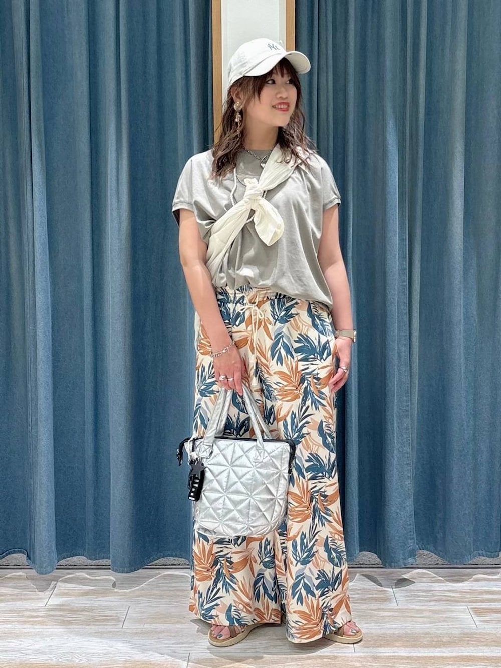 ホワイト系のシャツ/ブラウス、グリーン系のTシャツ/カットソー、ゴールド系のサンダルを着用したレディースの春コーディネートの1枚目の写真