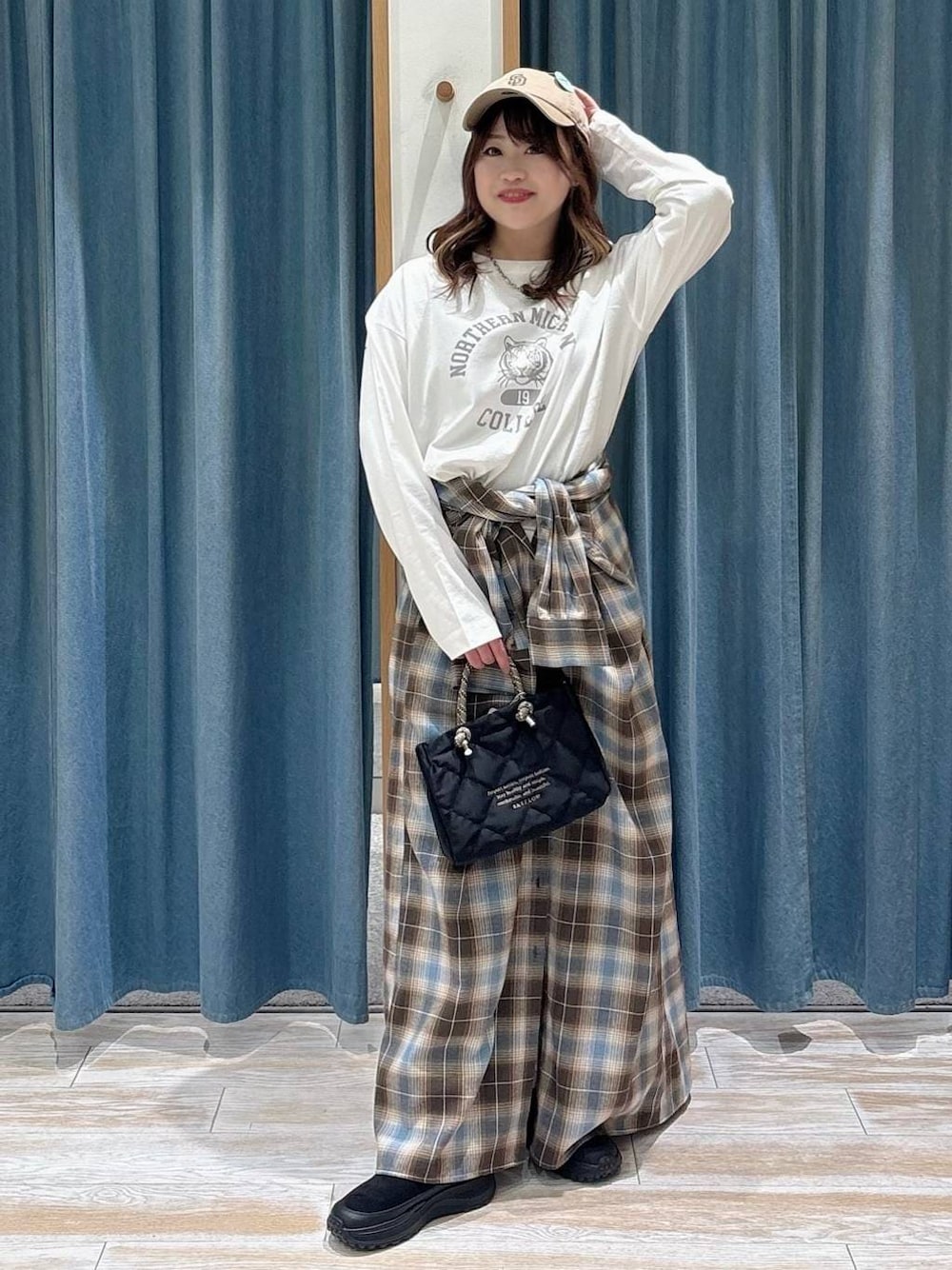 ホワイト系のTシャツ/カットソー、ブラック系のその他シューズ、ブラウン系のシャツワンピースを着用したレディースの冬コーディネートの1枚目の写真