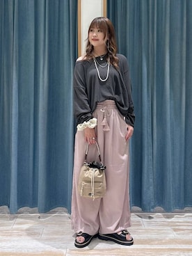 「BAYFLOW（ベイフロー）のテンセルワイドパンツ（その他パンツ、パープル系）」を使った、akariさん（レディース・161cm）の春コーディネート