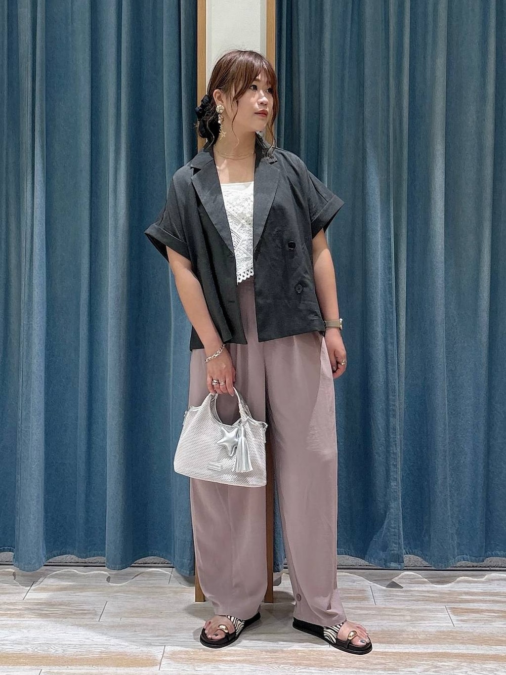 グレー系のショルダーバッグ、その他のサンダル、パープル系のその他パンツを着用したレディースの夏コーディネートの1枚目の写真