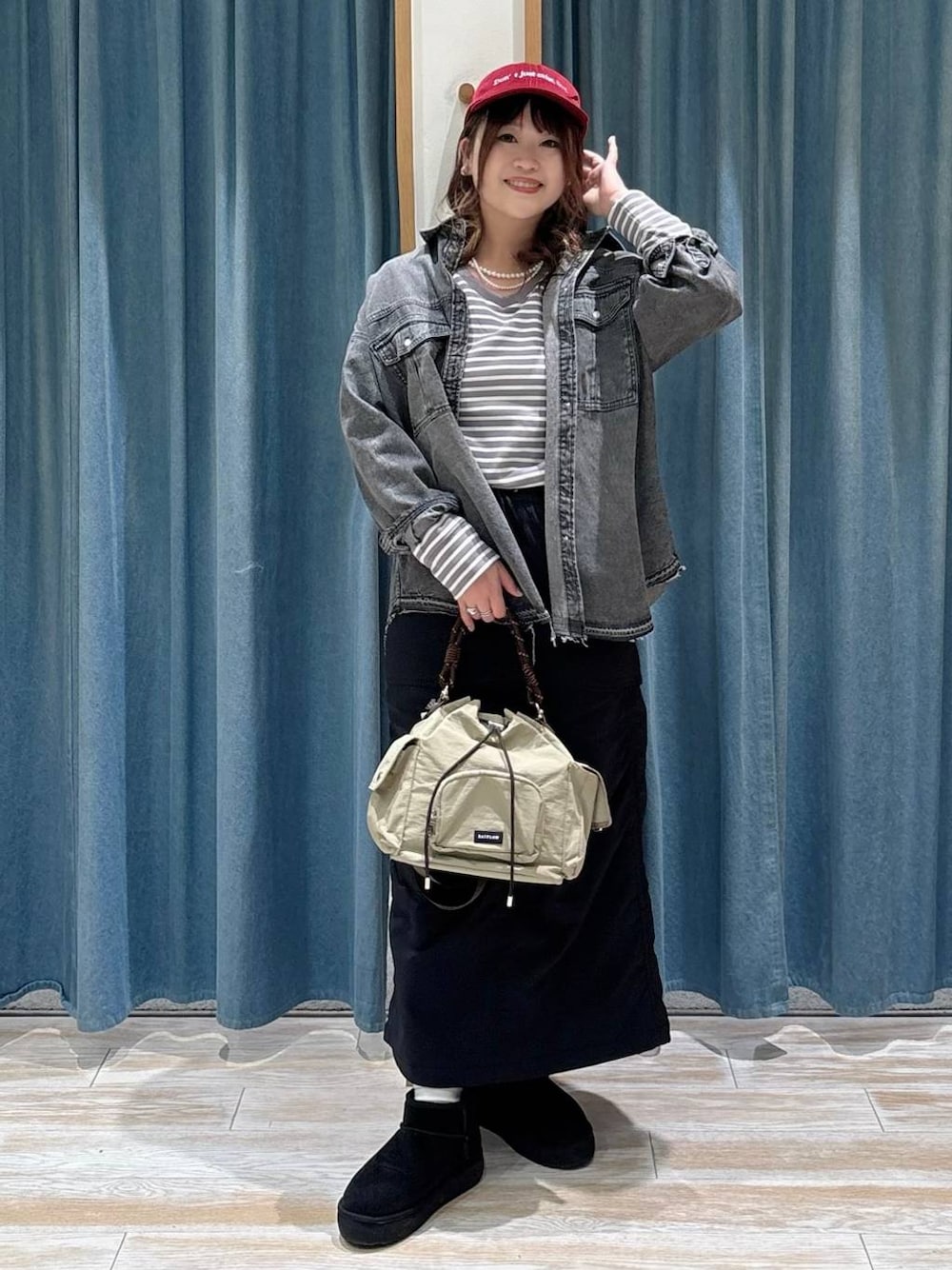 ブラック系のスカート、グレー系のTシャツ/カットソー、ブラック系のシャツ/ブラウスを着用したレディースの秋コーディネートの1枚目の写真