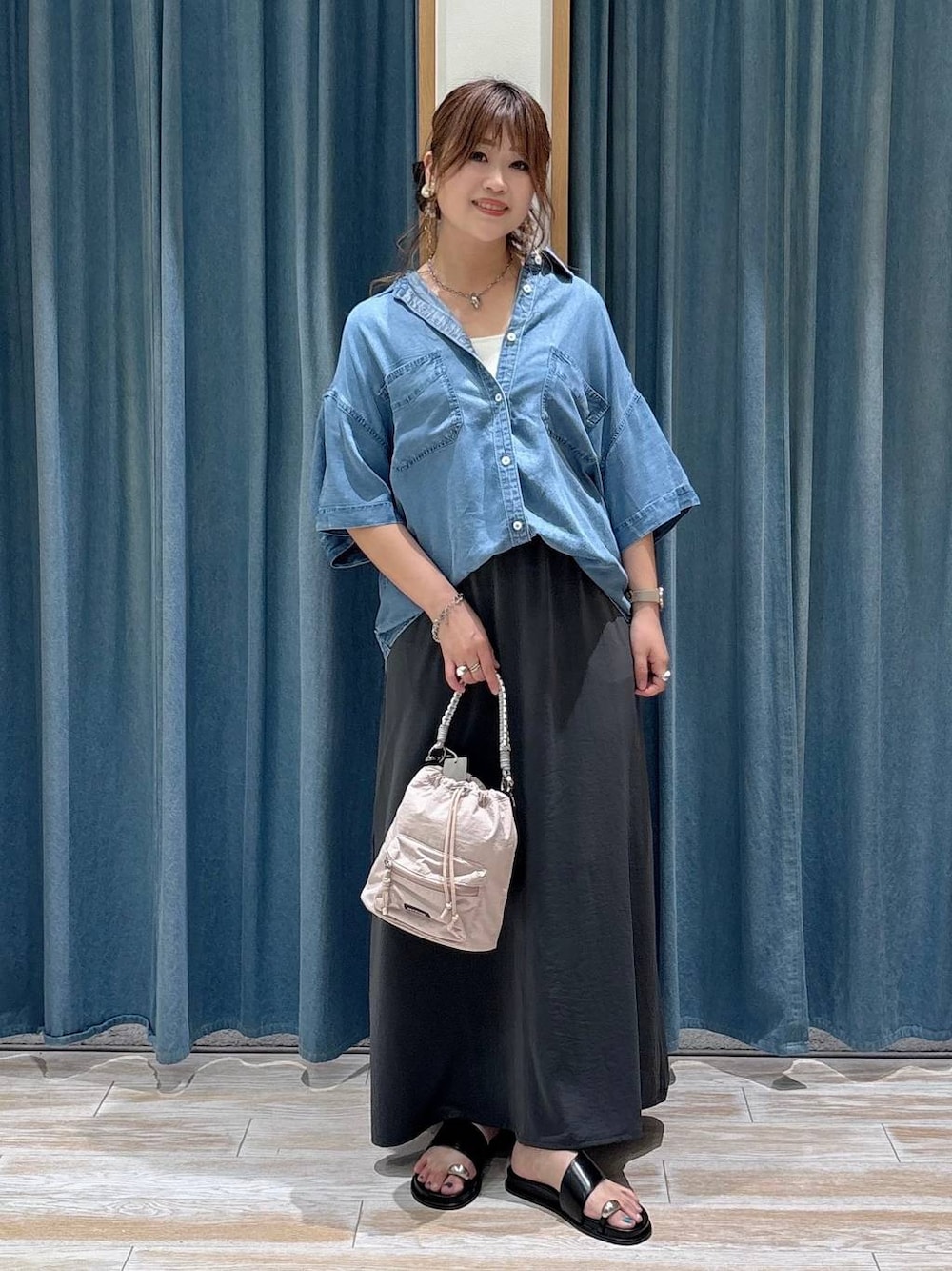 ブルー系のシャツ/ブラウス、ピンク系のショルダーバッグ、ブラック系のサンダルを着用したレディースの夏コーディネートの1枚目の写真