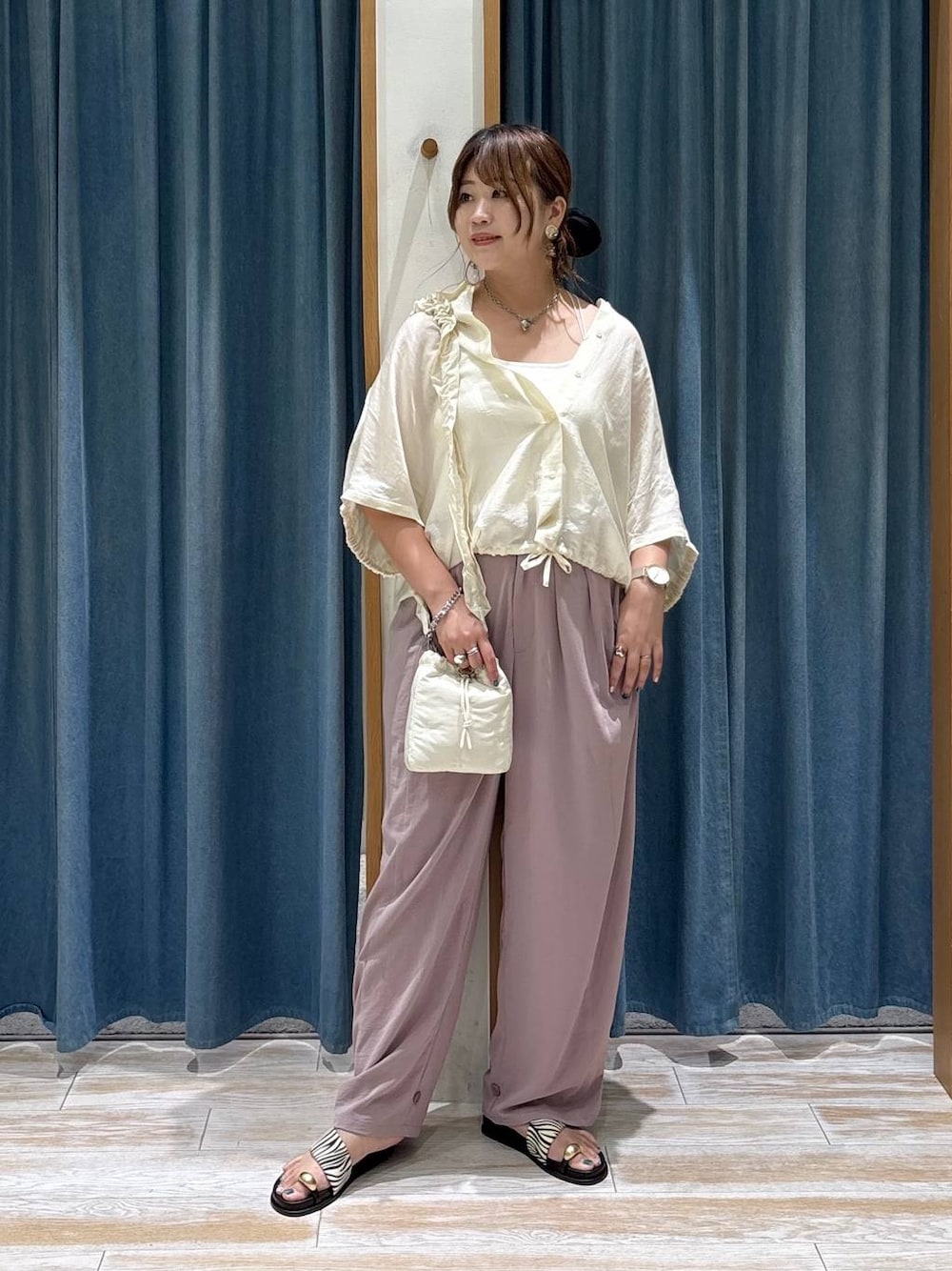 その他のサンダル、パープル系のその他パンツ、ホワイト系のショルダーバッグを着用したレディースの夏コーディネートの1枚目の写真