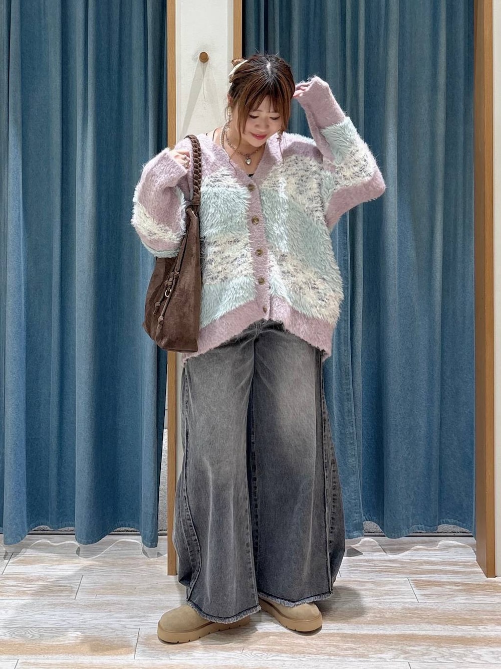 パープル系のカーディガン/ボレロ、ベージュ系のその他シューズ、ブラック系のデニムパンツを着用したレディースの秋コーディネートの1枚目の写真