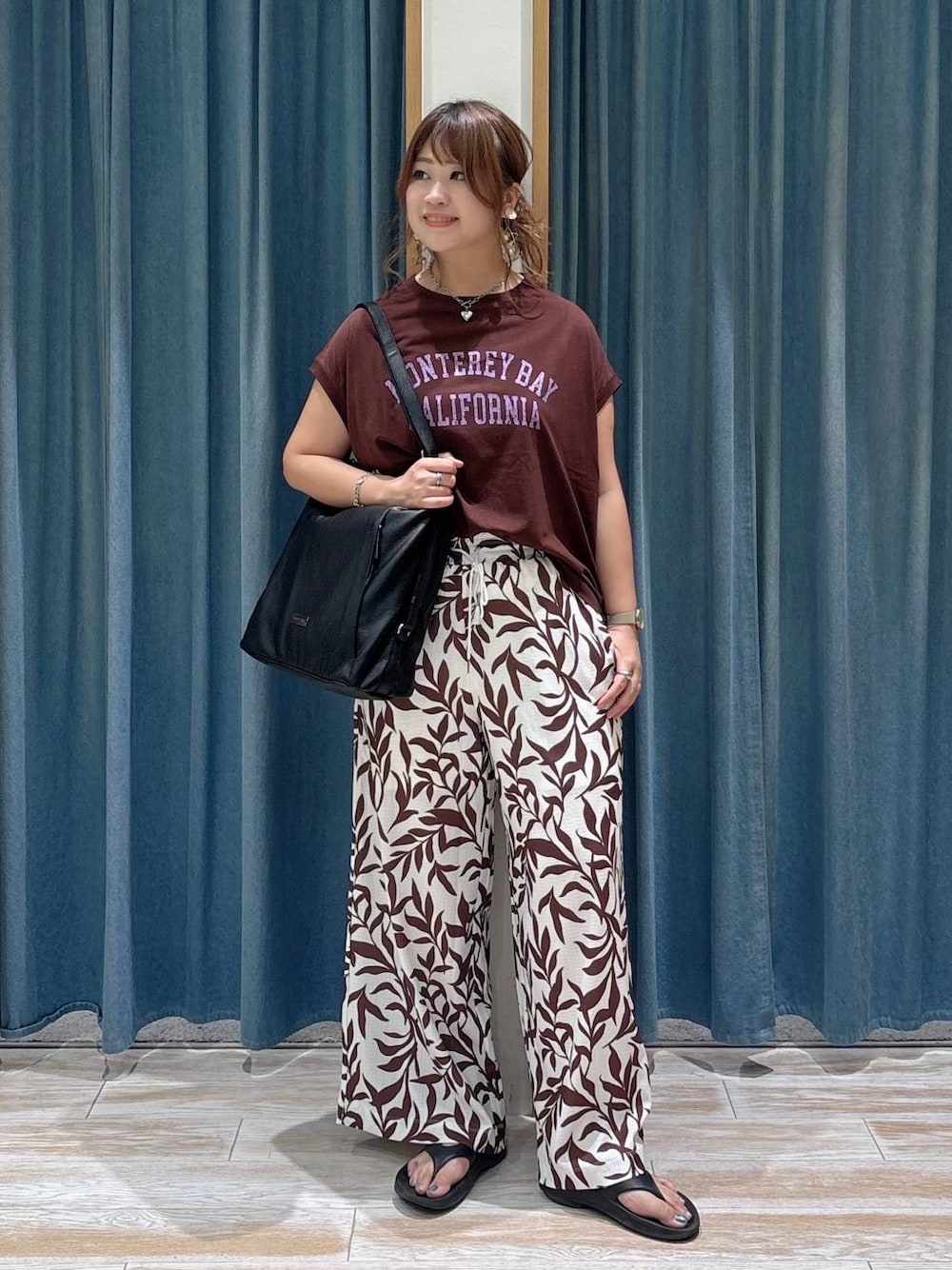 ブラウン系のTシャツ/カットソー、ホワイト系のその他パンツ、ブラック系のトートバッグを着用したレディースの夏コーディネートの1枚目の写真