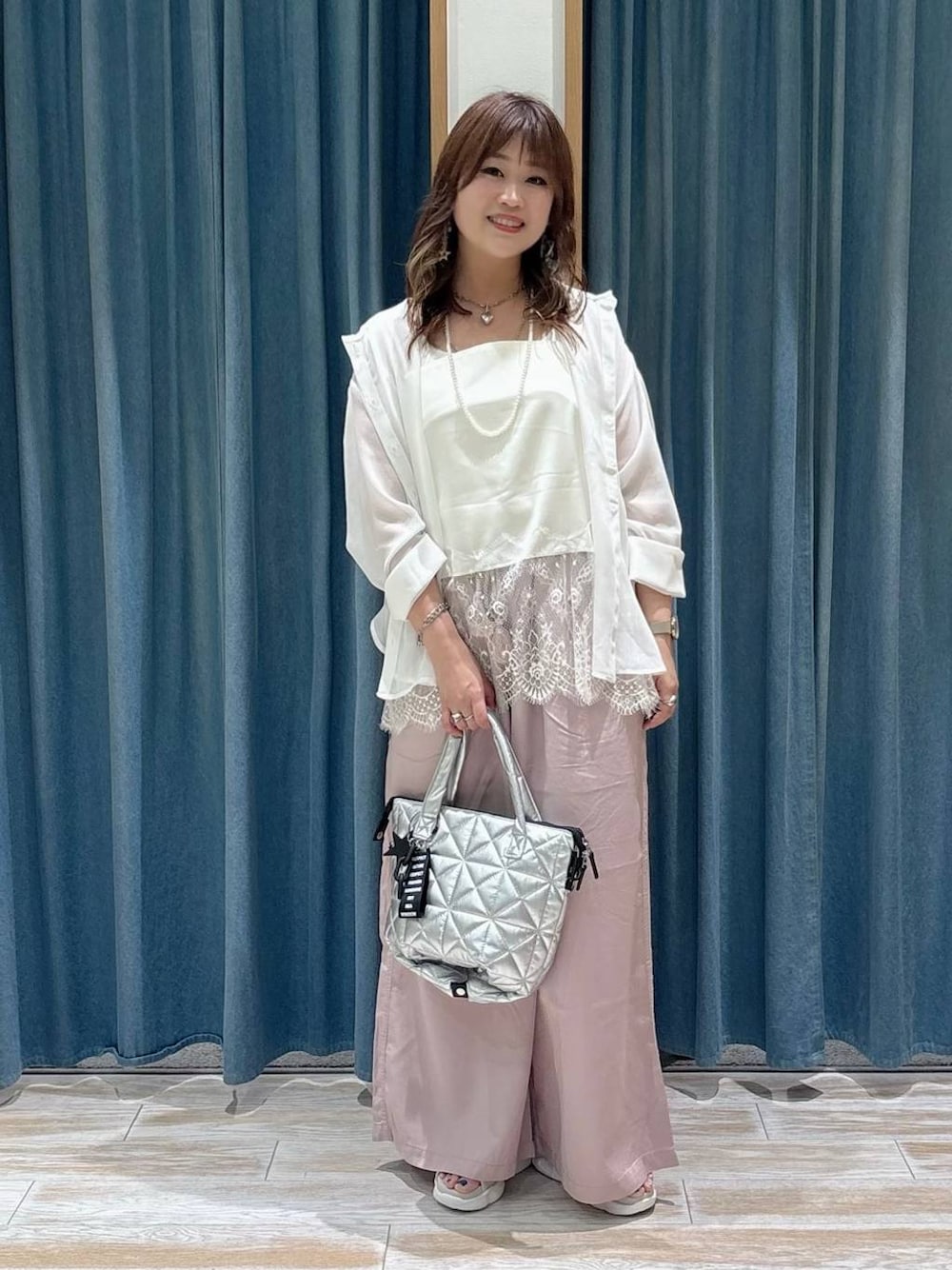 パープル系のその他パンツ、ホワイト系のキャミソール、ホワイト系のシャツ/ブラウスを着用したレディースの春コーディネートの1枚目の写真