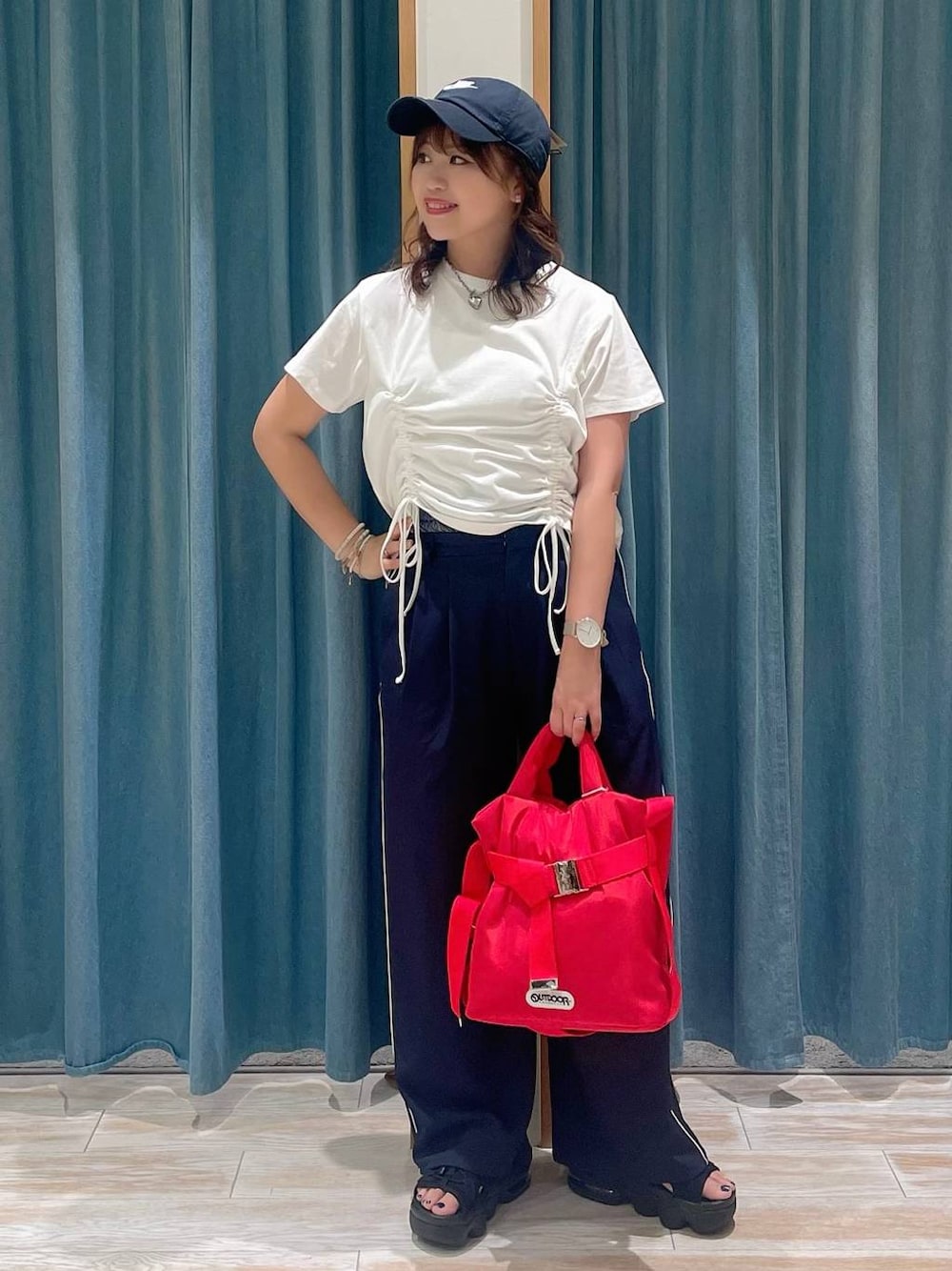 レッド系のトートバッグ、ブルー系のその他パンツ、ホワイト系のTシャツ/カットソーを着用したレディースの春コーディネートの1枚目の写真