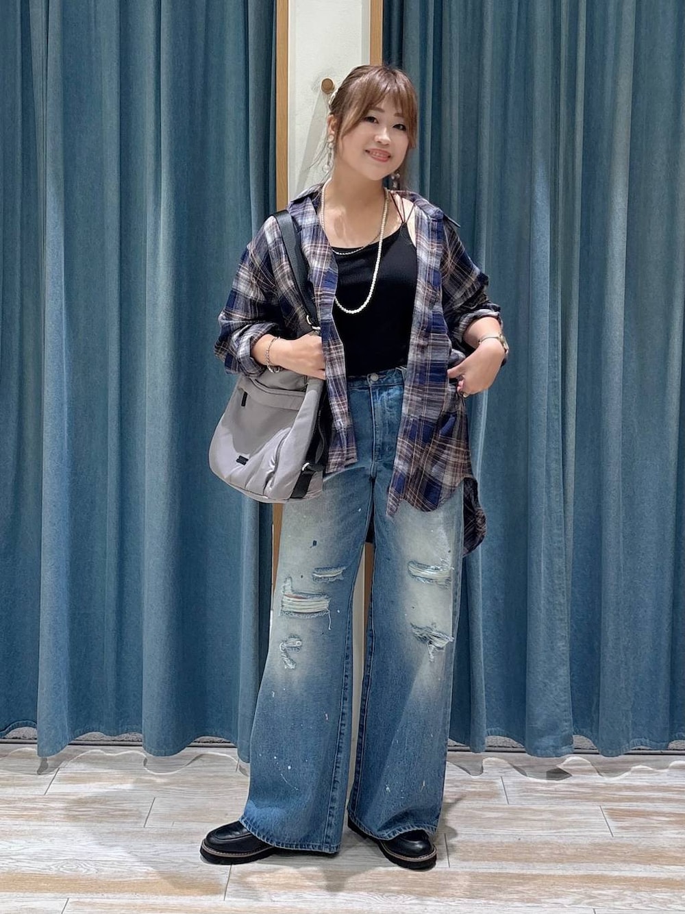 ブルー系のデニムパンツ、グレー系のバックパック/リュック、ブラック系のローファーを着用したレディースの秋コーディネートの1枚目の写真