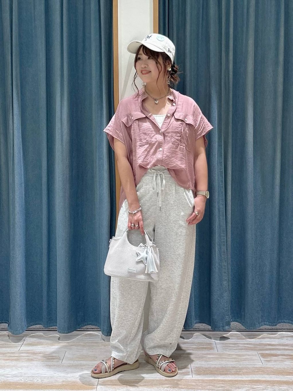 ピンク系のシャツ/ブラウス、グレー系のショルダーバッグ、シルバー系のサンダルを着用したレディースの夏コーディネートの1枚目の写真