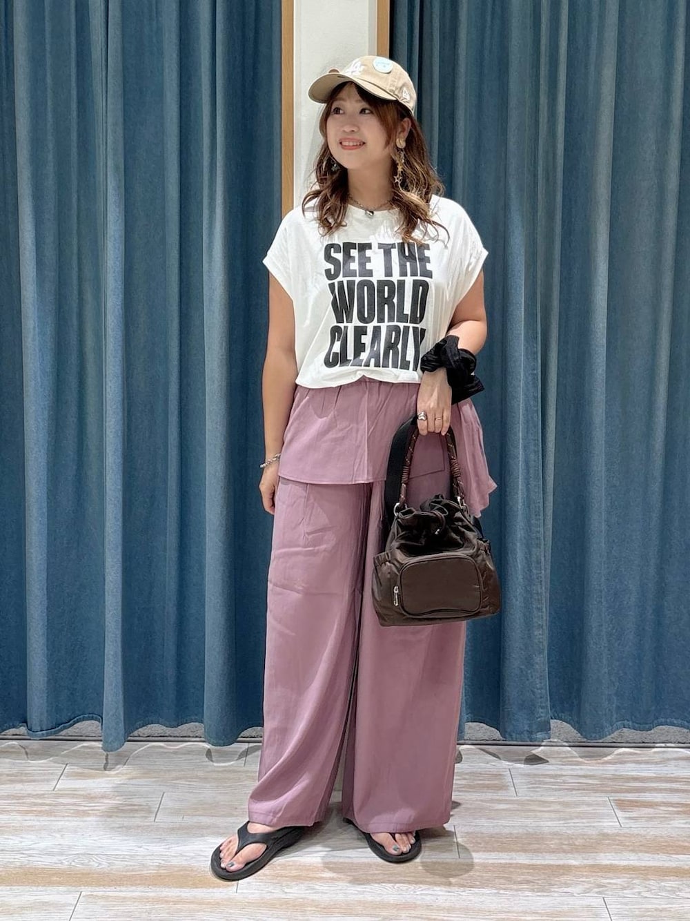 ホワイト系のTシャツ/カットソー、パープル系のその他パンツ、ブラック系のサンダルを着用したレディースの夏コーディネートの1枚目の写真