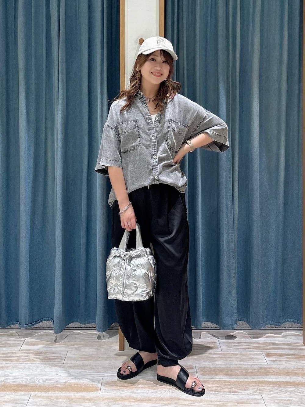ブラック系のその他パンツ、シルバー系のショルダーバッグ、グレー系のシャツ/ブラウスを着用したレディースの夏コーディネートの1枚目の写真