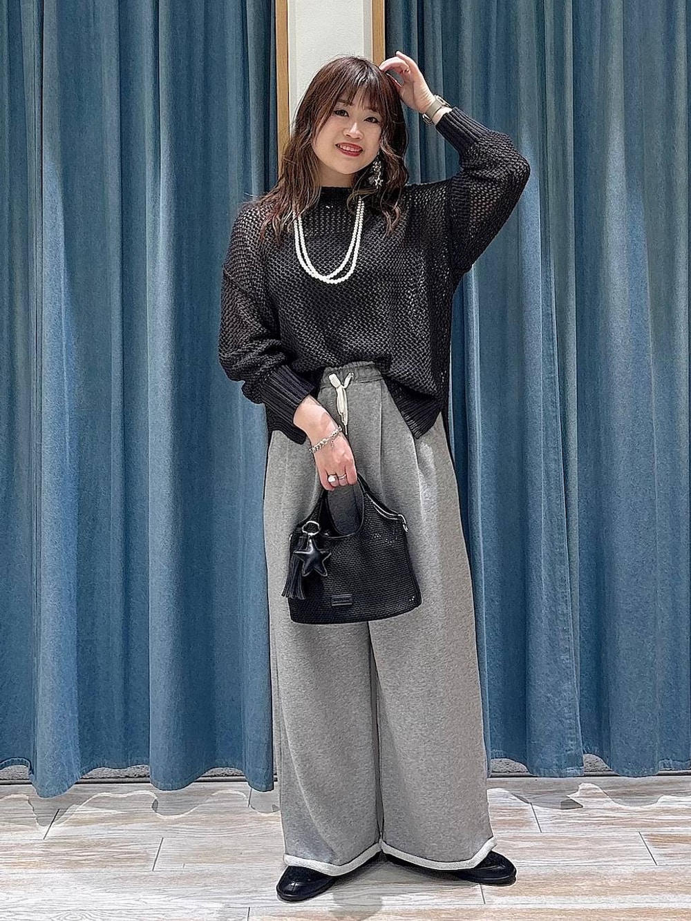 ブラック系のローファー、ブラック系のショルダーバッグ、ブラック系のキャミソールを着用したレディースの春コーディネートの1枚目の写真