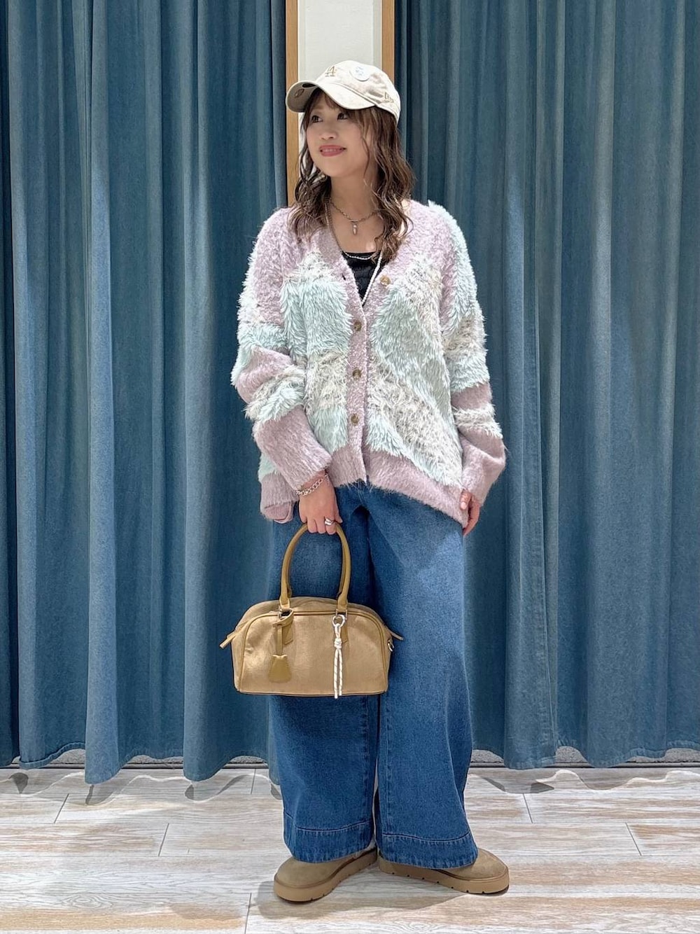 ブルー系のその他パンツ、パープル系のカーディガン/ボレロ、ベージュ系のその他シューズを着用したレディースの秋コーディネートの1枚目の写真
