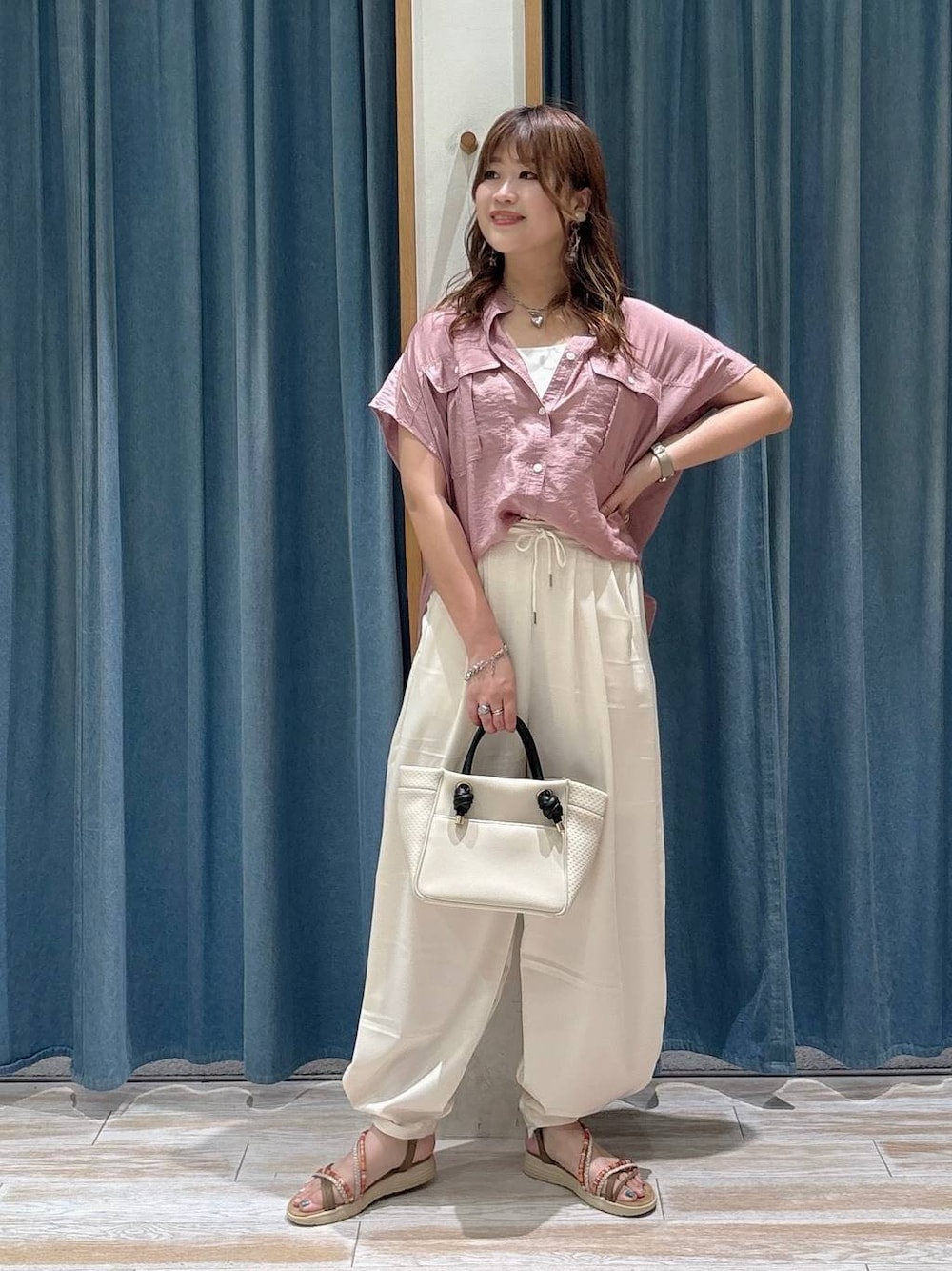 ベージュ系のその他パンツ、ピンク系のシャツ/ブラウス、ゴールド系のサンダルを着用したレディースの夏コーディネートの1枚目の写真