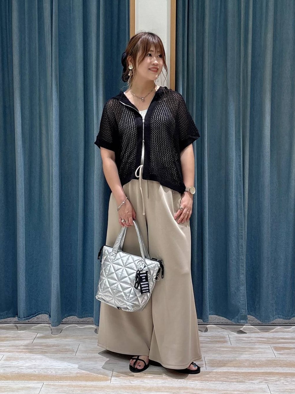 ブラック系のパーカー、シルバー系のトートバッグ、ベージュ系のその他パンツを着用したレディースの夏コーディネートの1枚目の写真