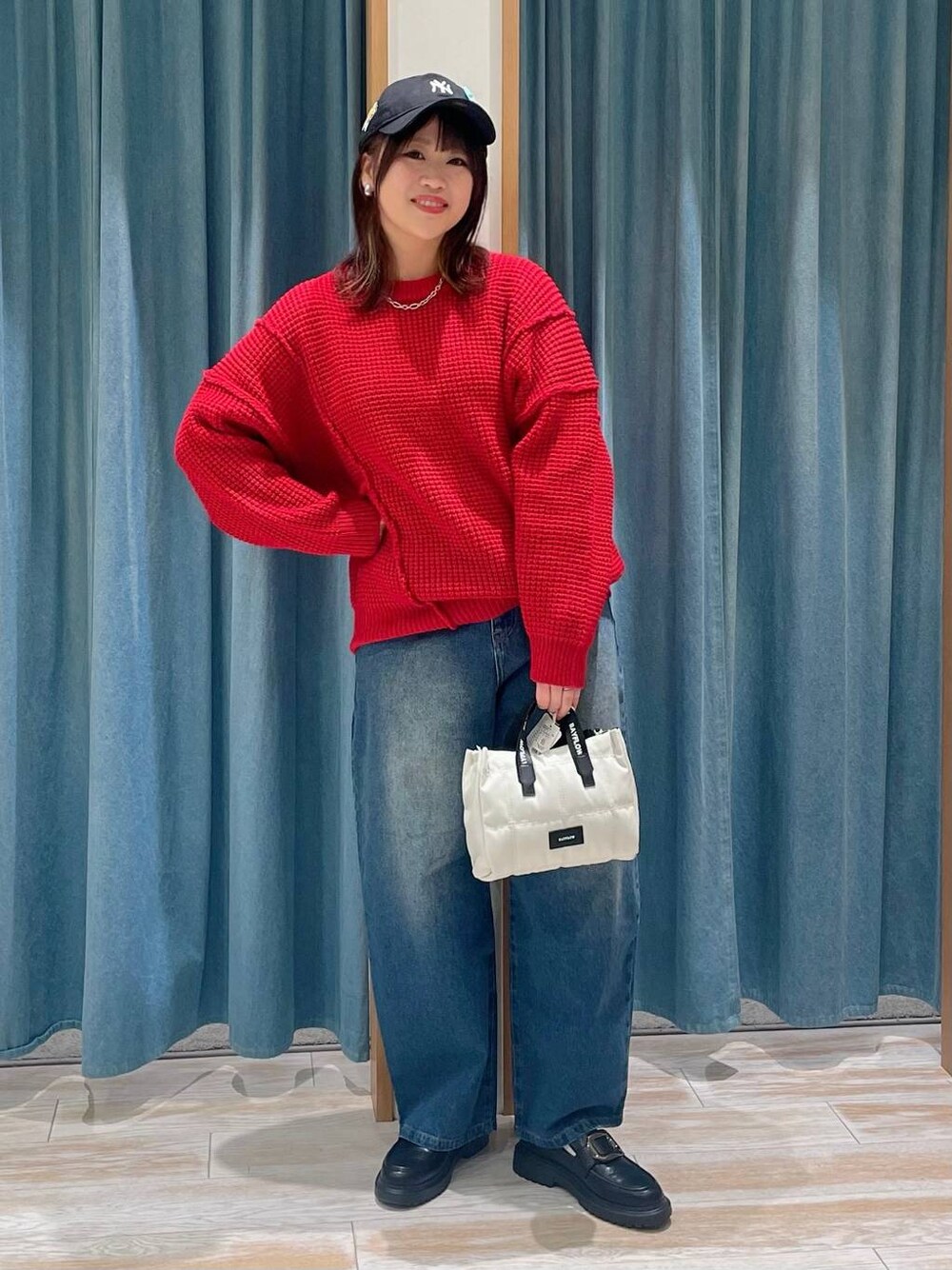 「着痩せ・細見え、差し色コーデ、体型カバー、休日コーデ、ママコーデ、女子会、ゆったり、ヘルシー、BAYFLOW、デートコーデ、ニット、ベイフローのデニム _BAYFLOW」｜「BAYFLOWのステンレスオーバルフィガロネックレス（ネックレス、シルバー系）」を使った、akariさん（レディース・161cm）の冬コーディネートの1枚目の写真