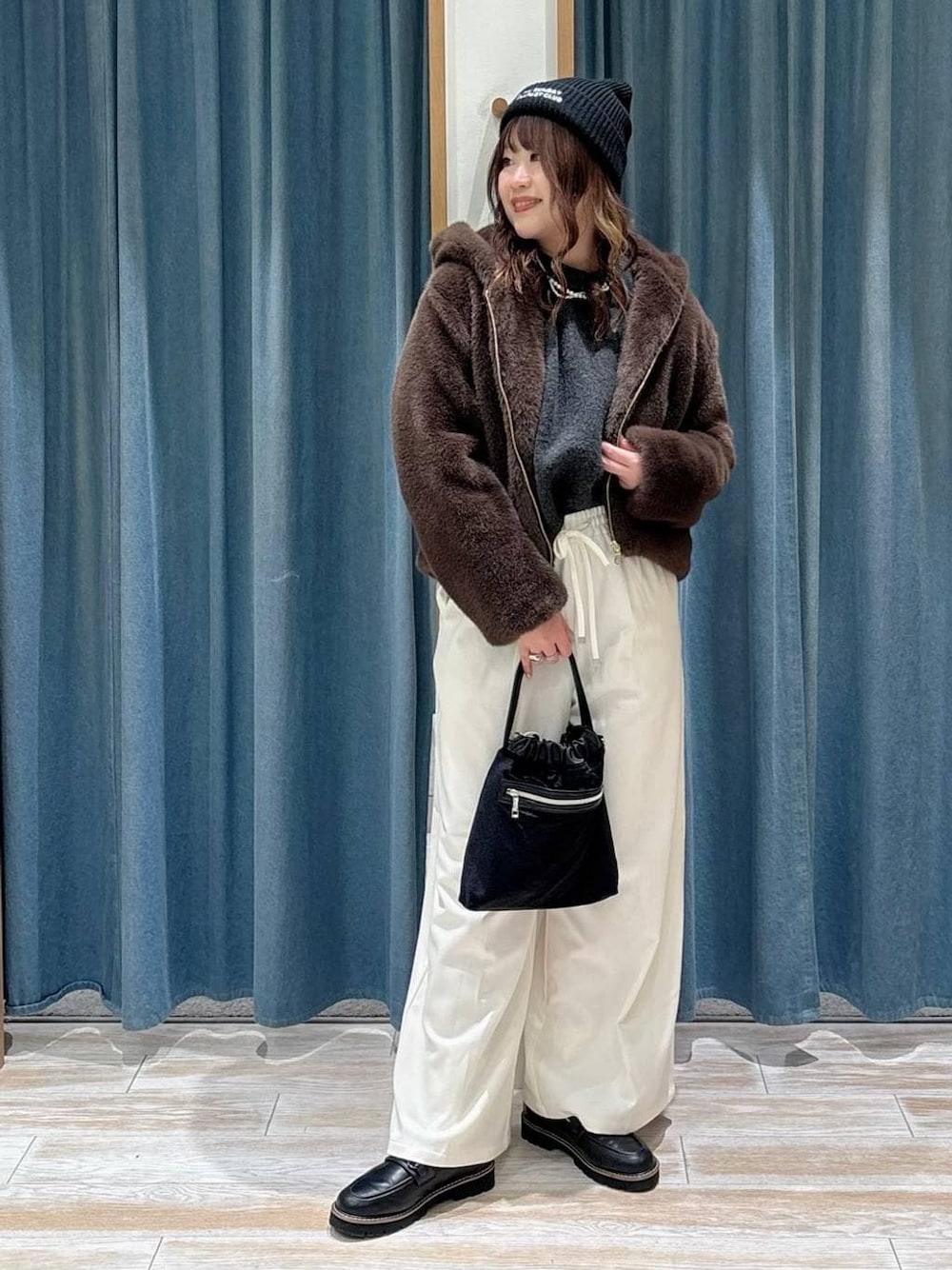 ベージュ系のその他パンツ、ブラック系のローファー、グレー系のニット/セーターを着用したレディースの秋コーディネートの1枚目の写真