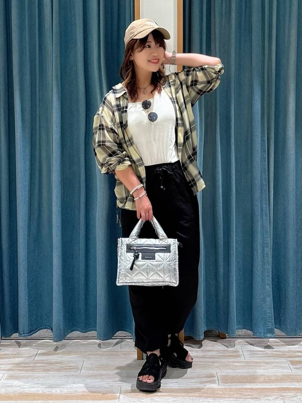 ホワイト系のキャミソール、ブラック系のその他パンツ、シルバー系のショルダーバッグを着用したレディースの夏コーディネートの1枚目の写真