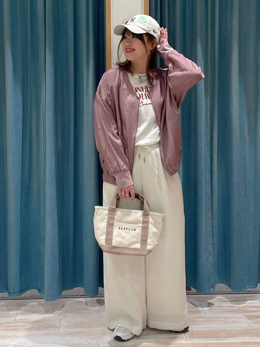 ホワイト系のその他パンツ、ベージュ系のトートバッグ、ホワイト系のスニーカーを着用したレディースの春コーディネートの1枚目の写真