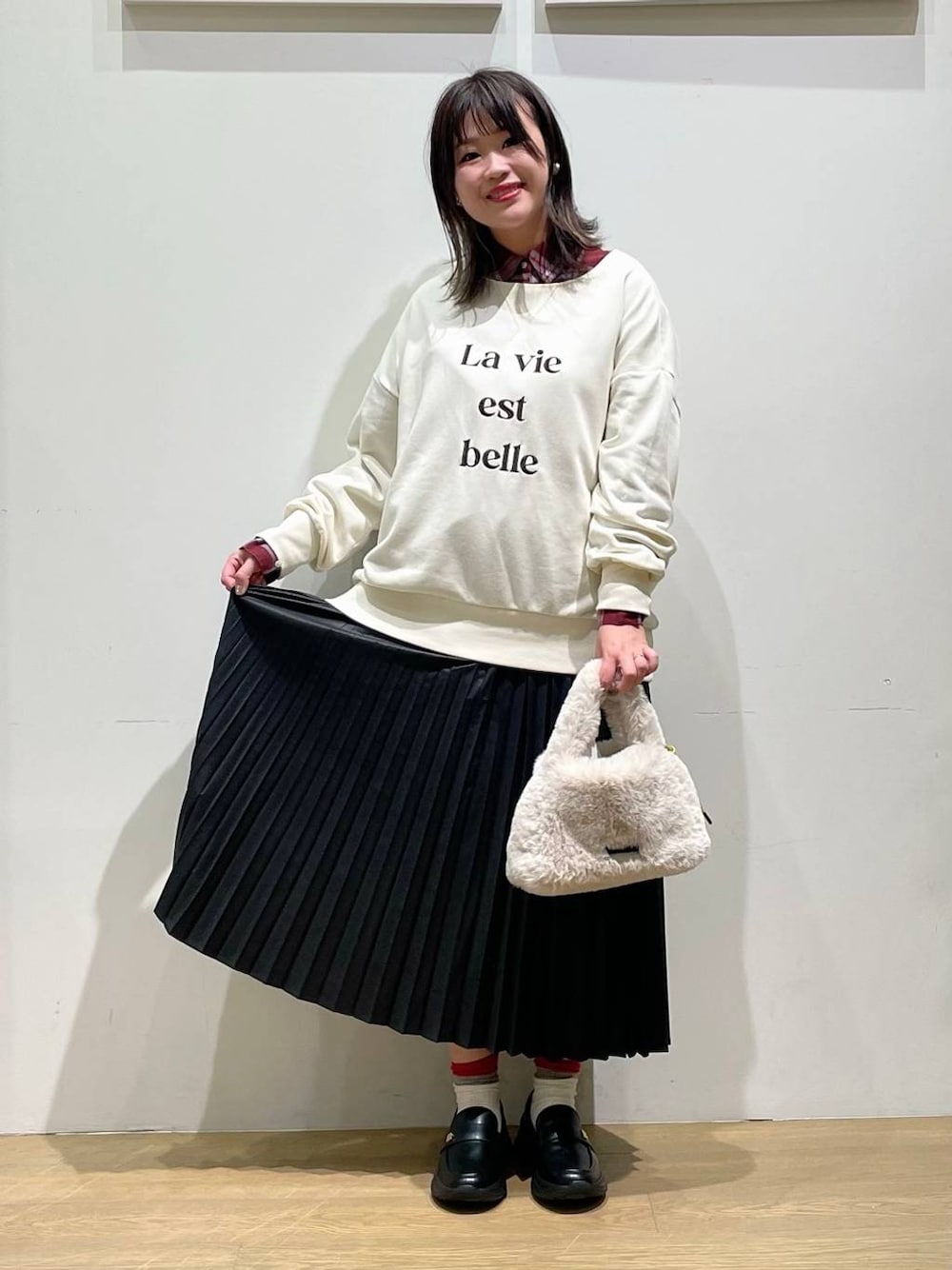 レッド系のシャツ/ブラウス、ブラック系のローファー、ブラック系のスカートを着用したレディースの秋コーディネートの1枚目の写真