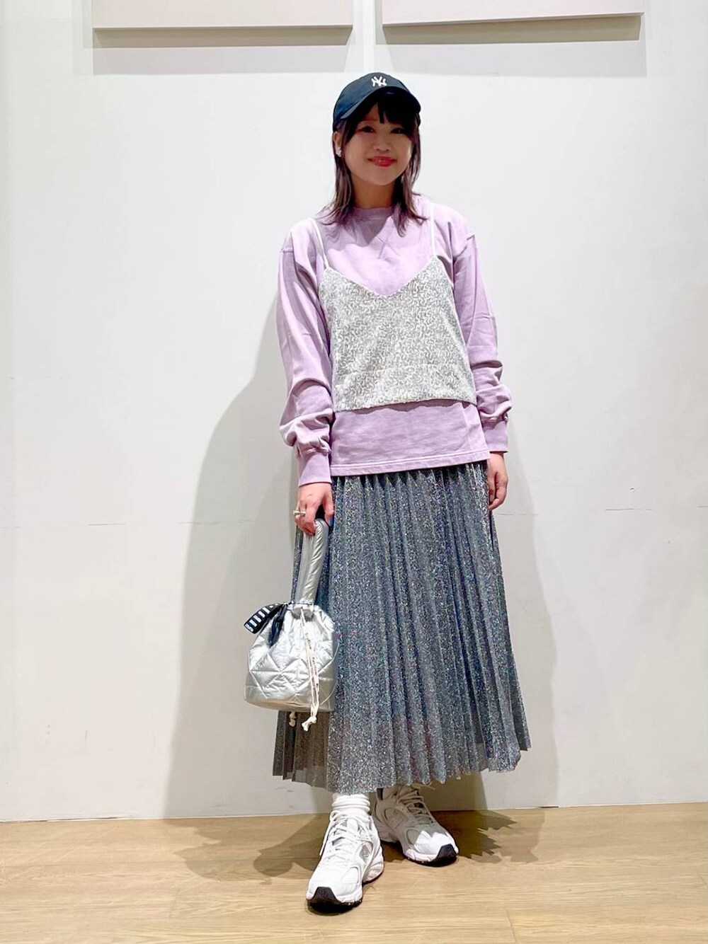 パープル系のTシャツ/カットソー、シルバー系のショルダーバッグ、シルバー系のベストを着用したレディースの秋コーディネートの1枚目の写真