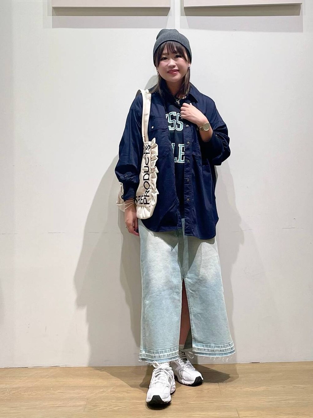 ブルー系のシャツ/ブラウス、ブラック系のTシャツ/カットソー、ベージュ系のトートバッグを着用したレディースの秋コーディネートの1枚目の写真