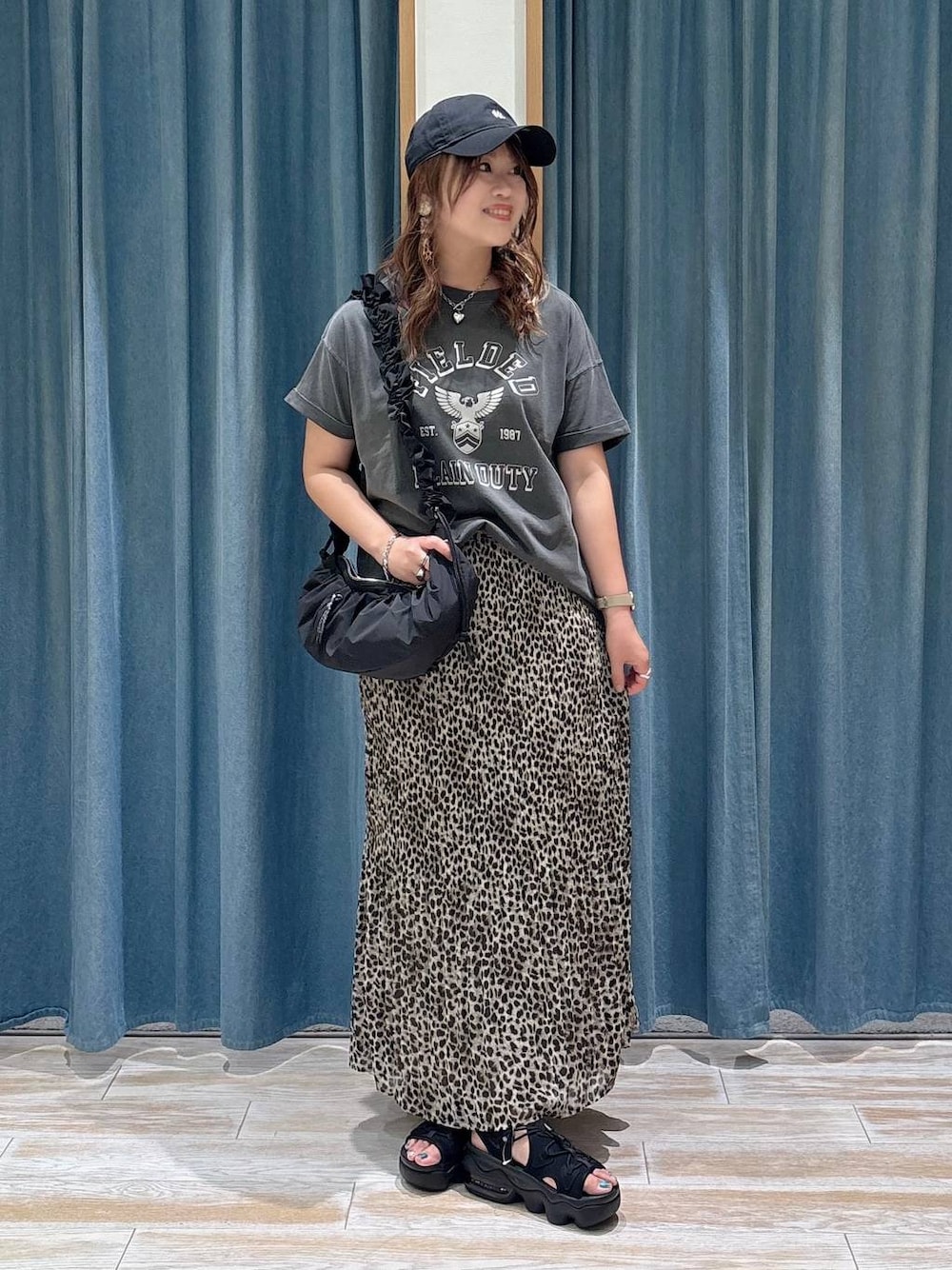 その他のスカート、グレー系のTシャツ/カットソー、ブラック系のショルダーバッグを着用したレディースの夏コーディネートの1枚目の写真