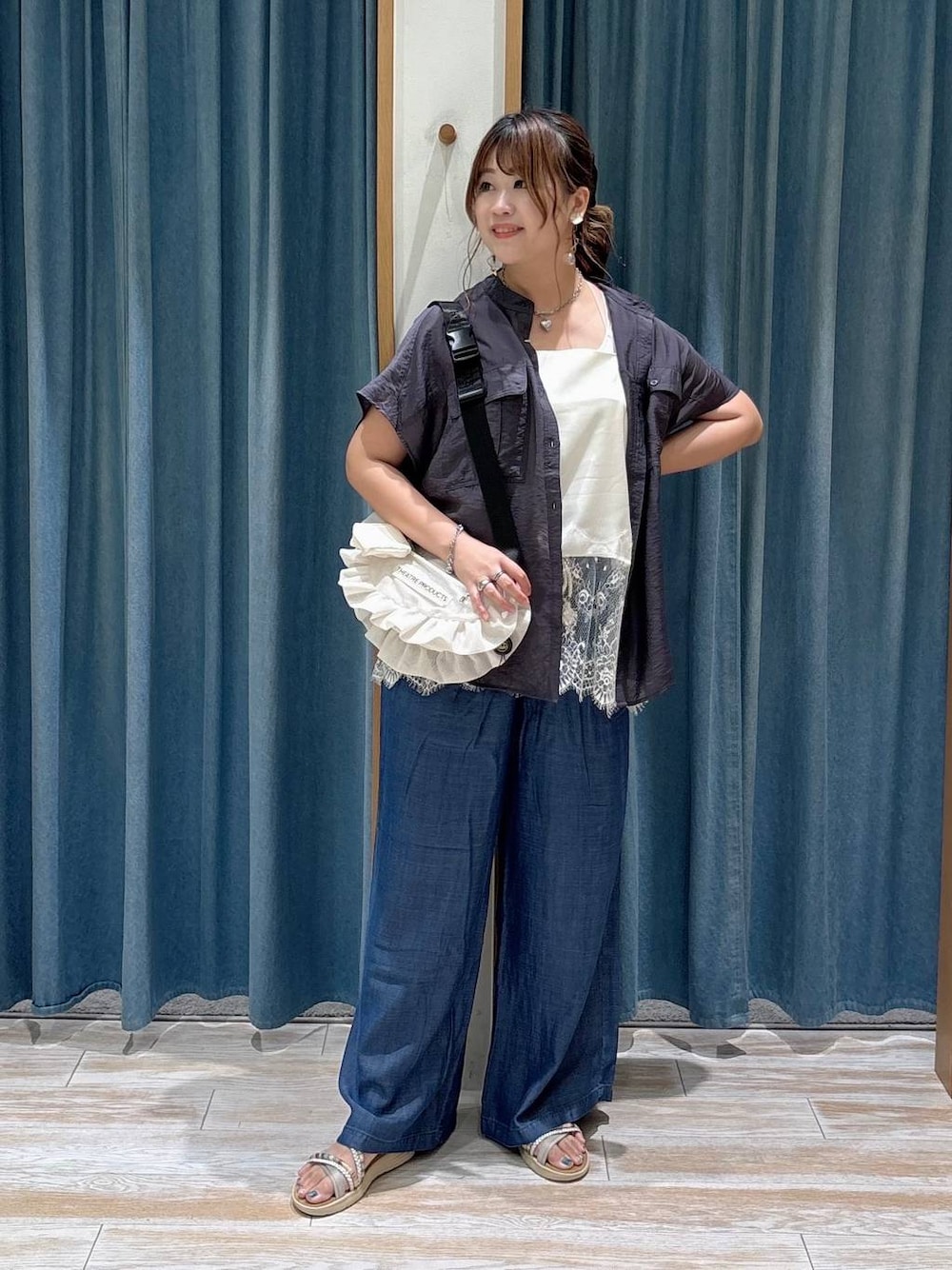 ブルー系のデニムパンツ、グレー系のシャツ/ブラウス、シルバー系のサンダルを着用したレディースの夏コーディネートの1枚目の写真