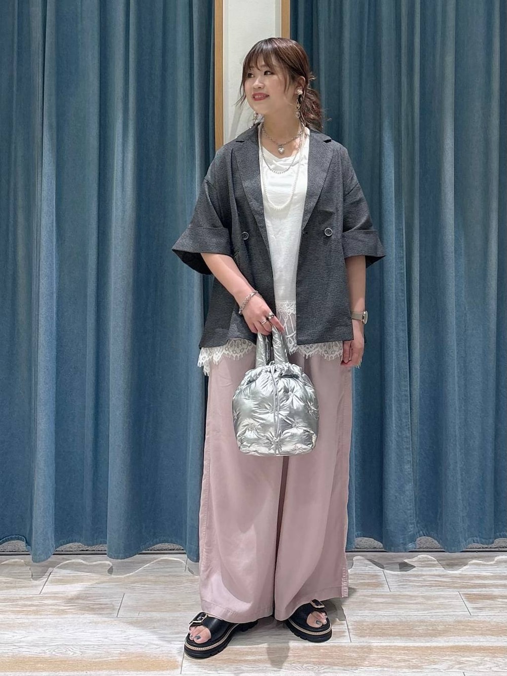 パープル系のその他パンツ、シルバー系のショルダーバッグ、ブラック系のサンダルを着用したレディースの春コーディネートの1枚目の写真