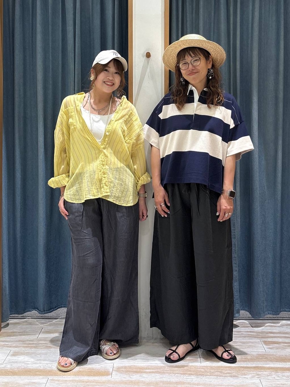 イエロー系のシャツ/ブラウス、ブラック系のデニムパンツ、グレー系のその他パンツを着用したレディースの夏コーディネートの1枚目の写真