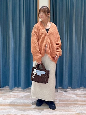 「BAYFLOW（ベイフロー）のサイドレーススウェットスカート（スカート、ベージュ系）」を使った、akariさん（レディース・161cm）の秋コーディネート