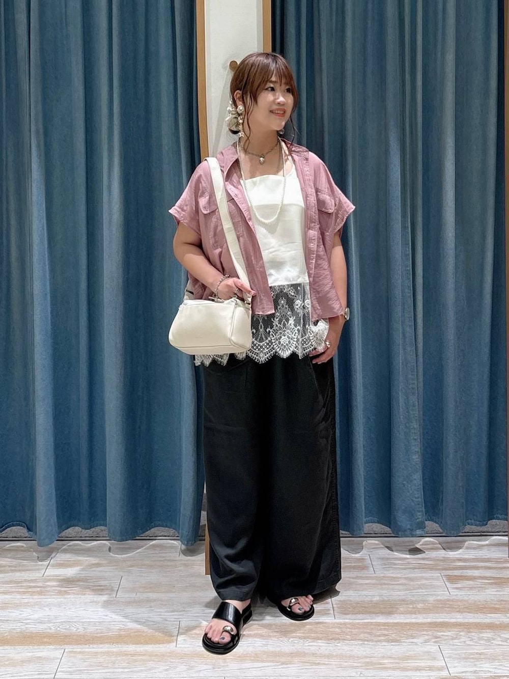 グレー系のその他パンツ、ピンク系のシャツ/ブラウス、ブラック系のサンダルを着用したレディースの夏コーディネートの1枚目の写真